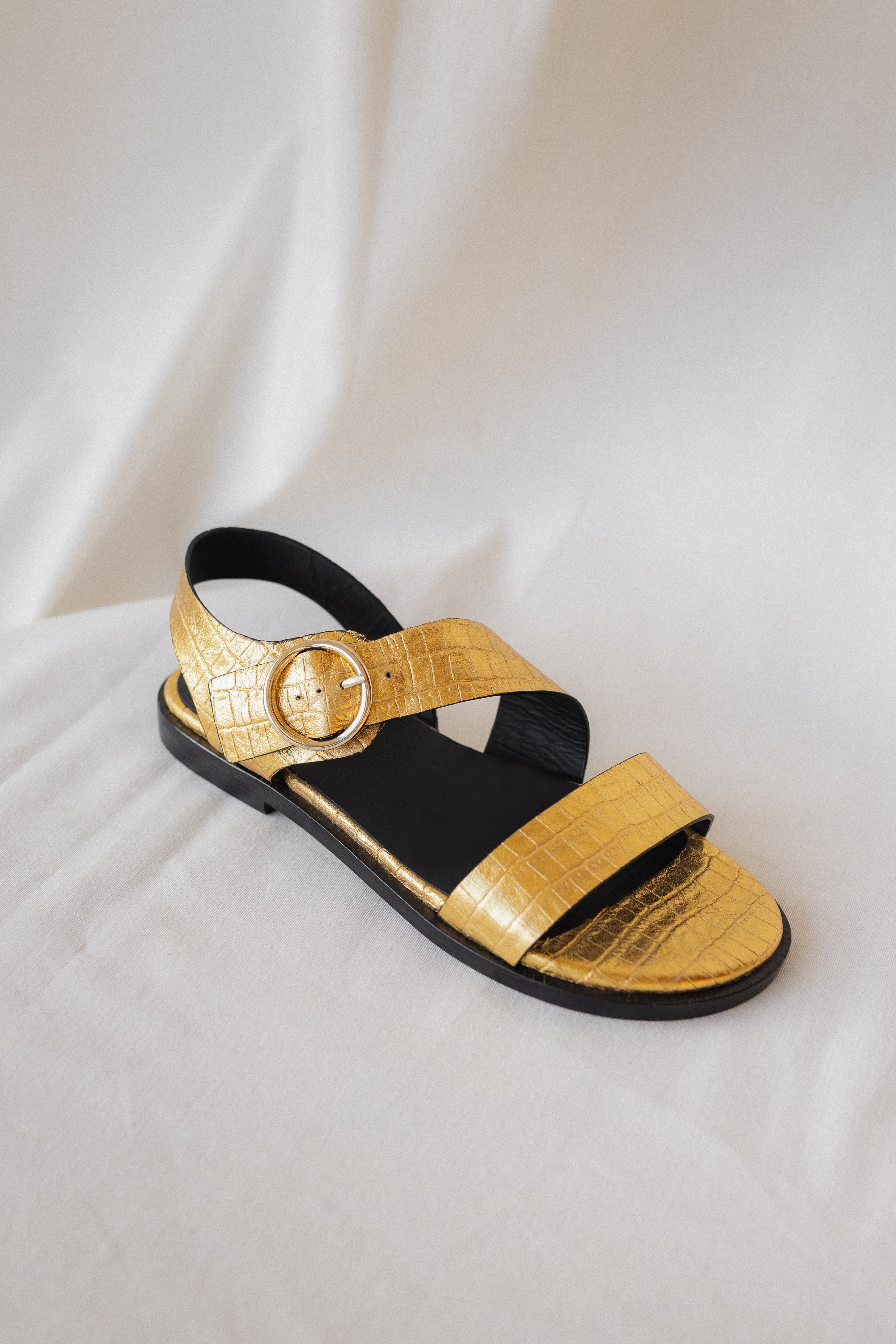 SANDALIA PLANA ROQUE PIEL EFECTO COCO LAMINADO ORO