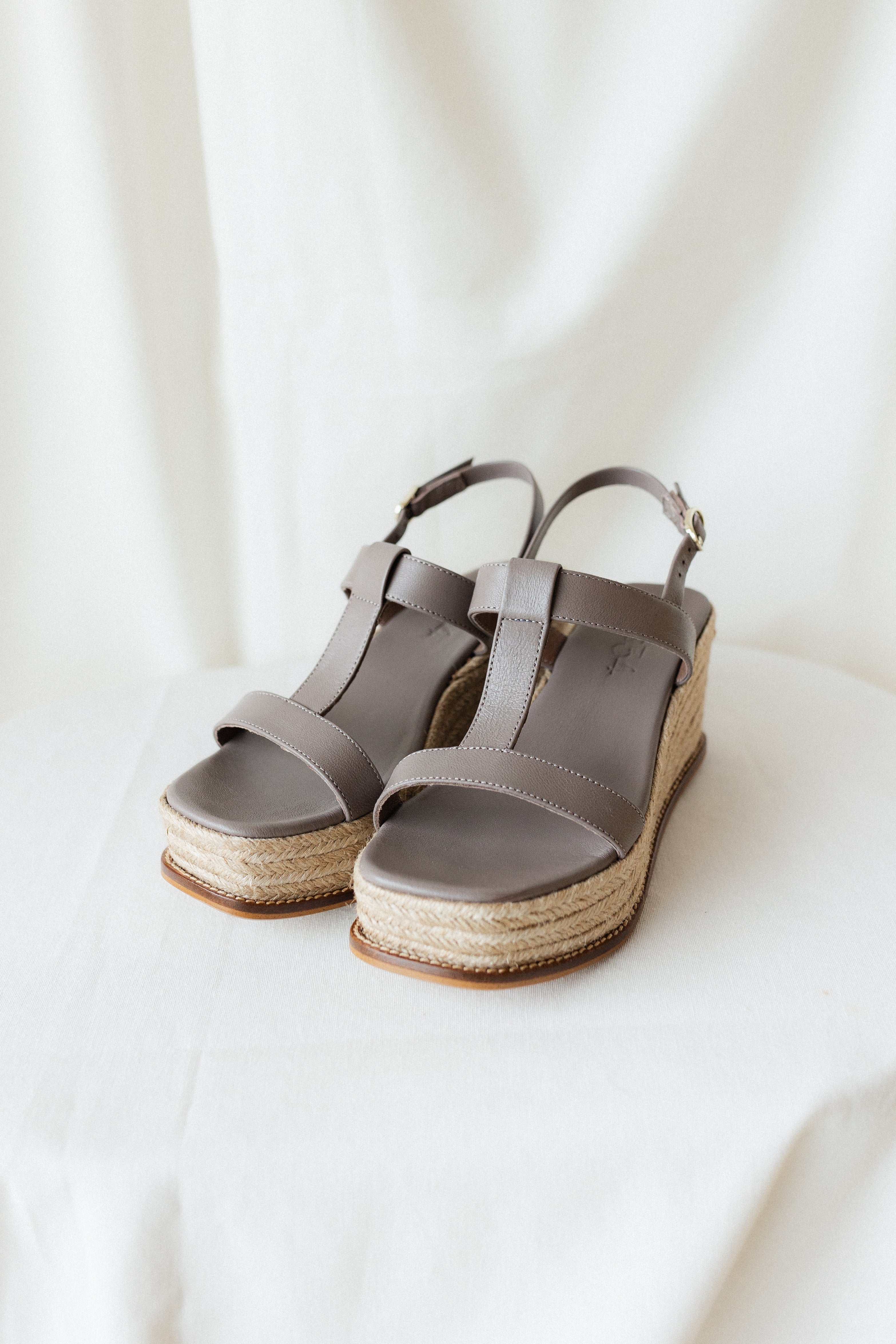 Cuña de mujer cómoda color taupe de 7,5 cm para verano