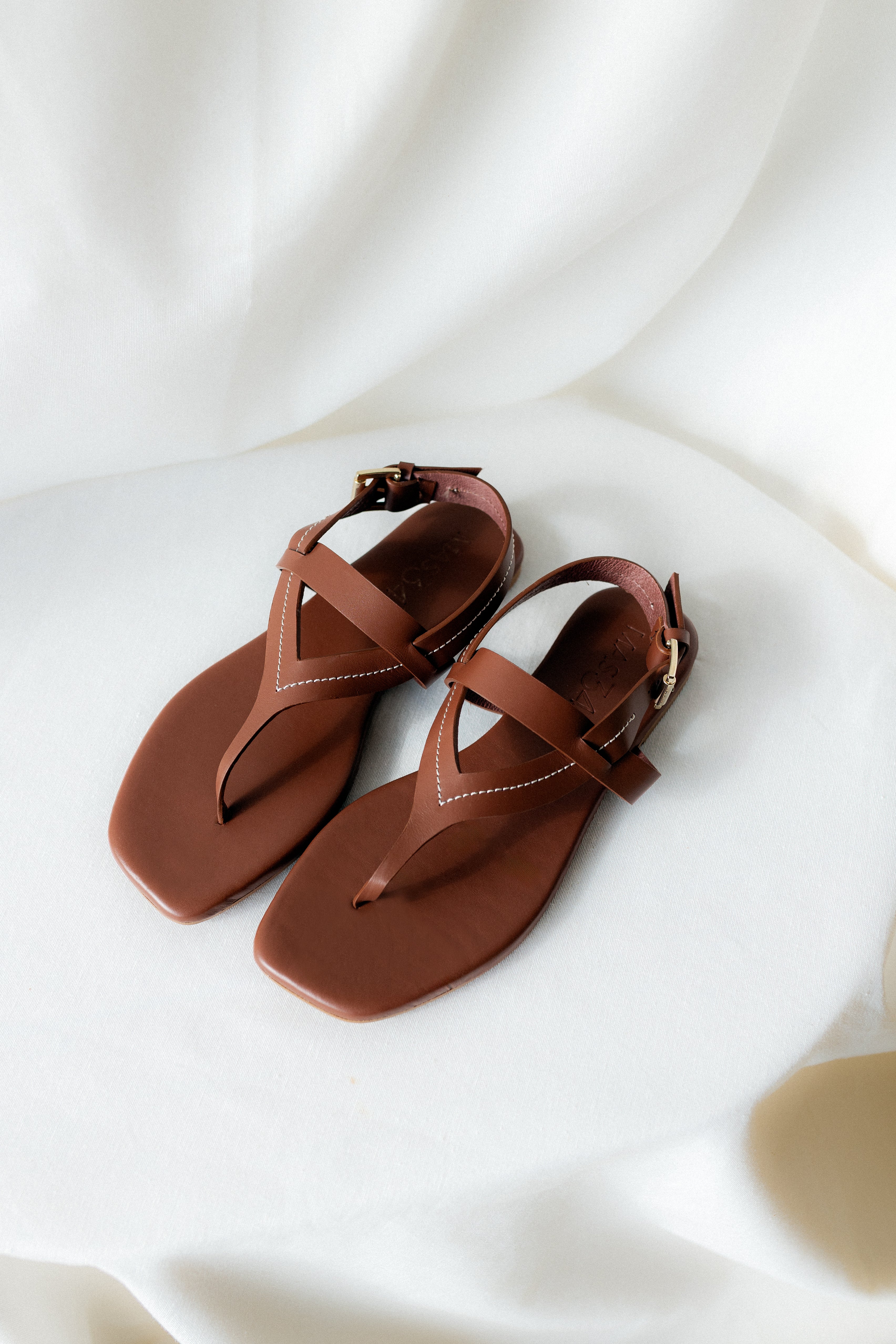 SANDALIA PLANA ALMUDENA PIEL MARRÓN