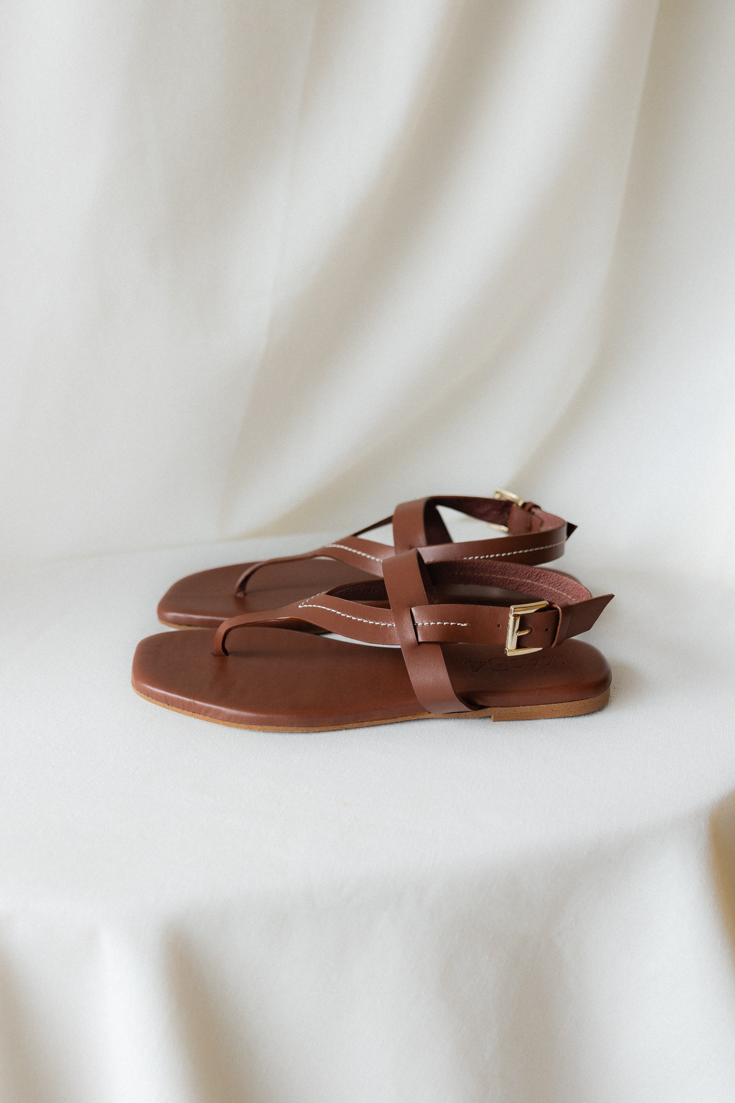 SANDALIA PLANA ALMUDENA PIEL MARRÓN