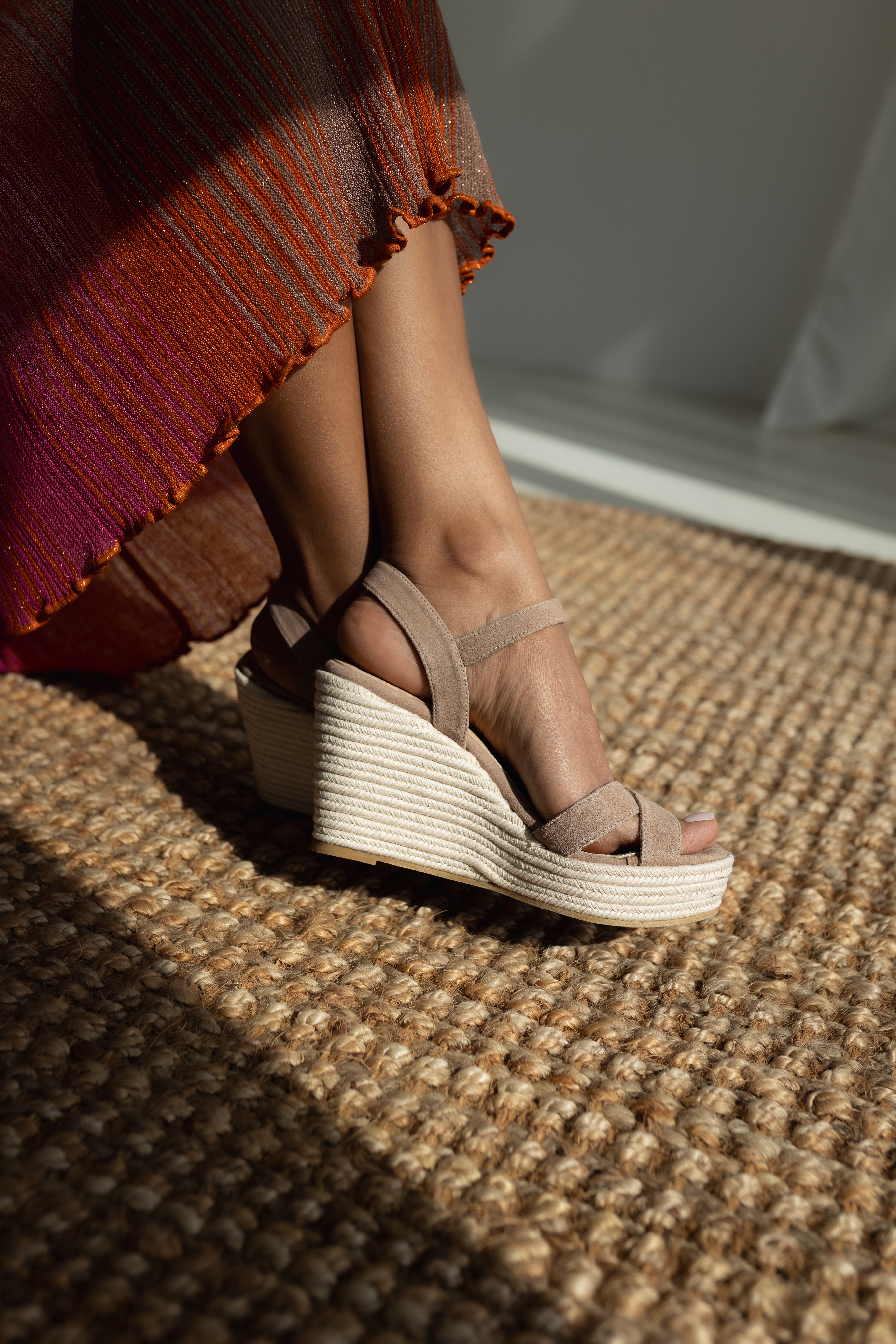 Cuña con altura de 8,5 cm para looks de verano en piel de ante natural de color beige