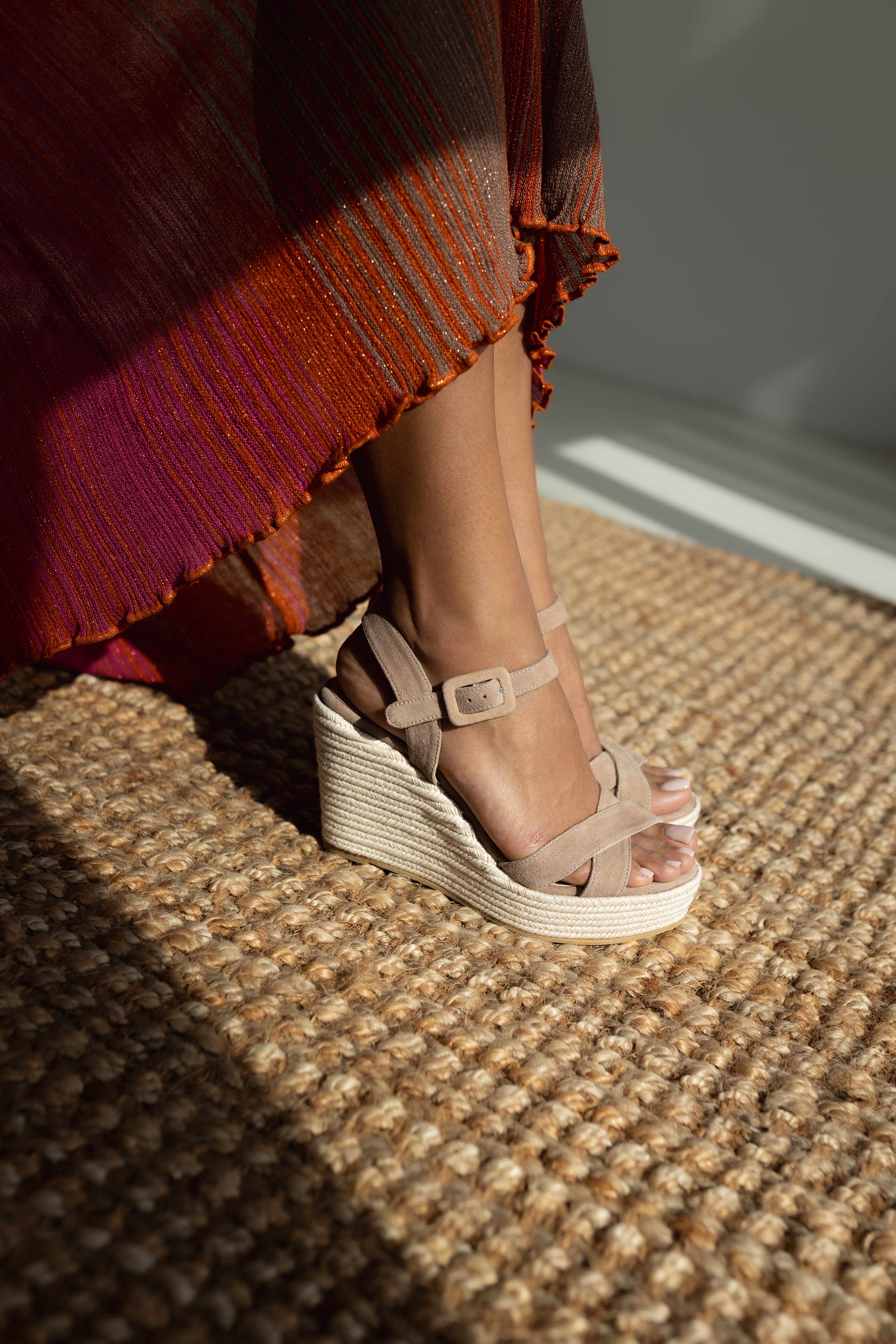 Cuña en piel de ante natural con cintas cruzadas en la parte delantera y cierre de hebillas en el lateral exterior del tobillo