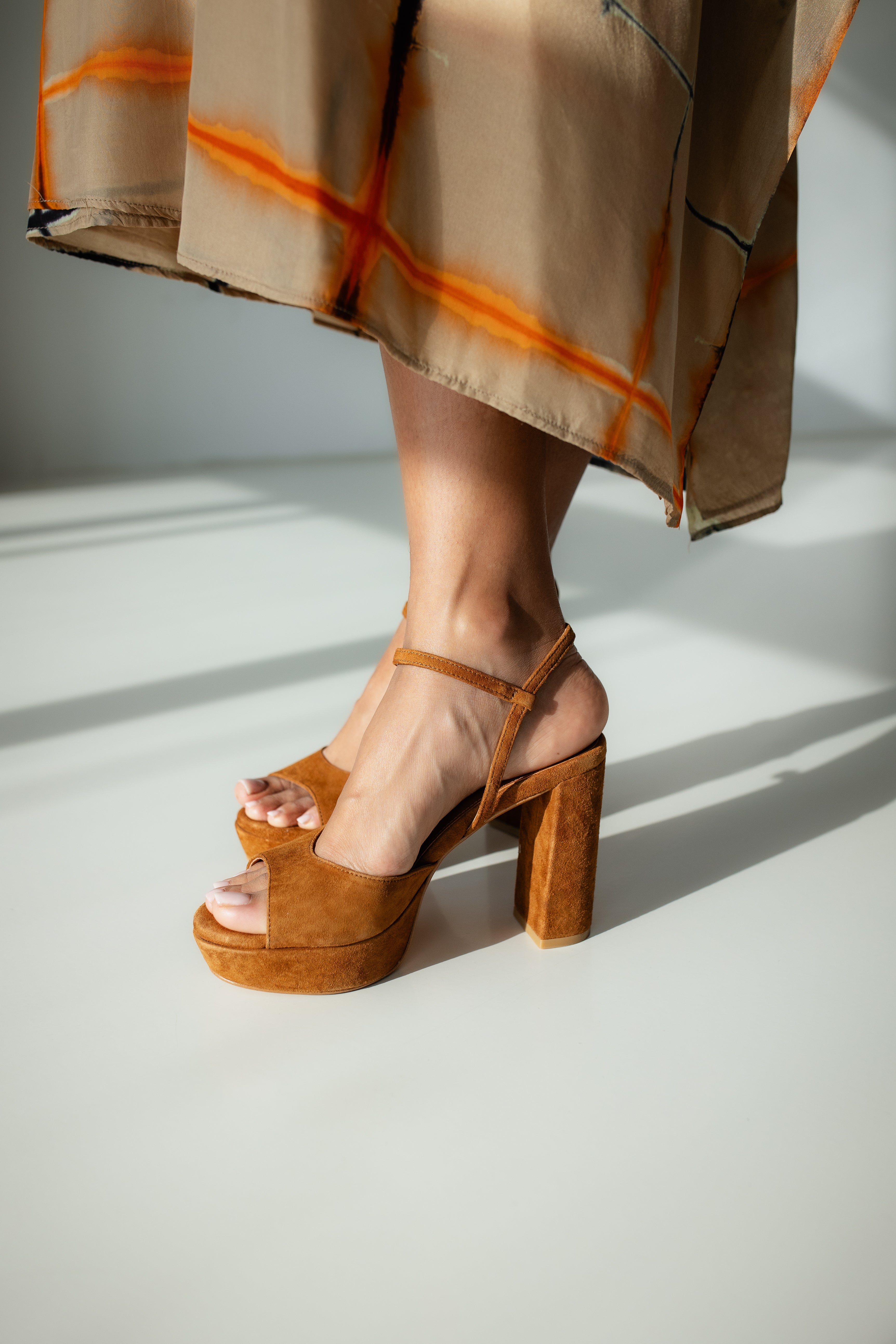 Sandalia elegante en ante color cacao con plataforma