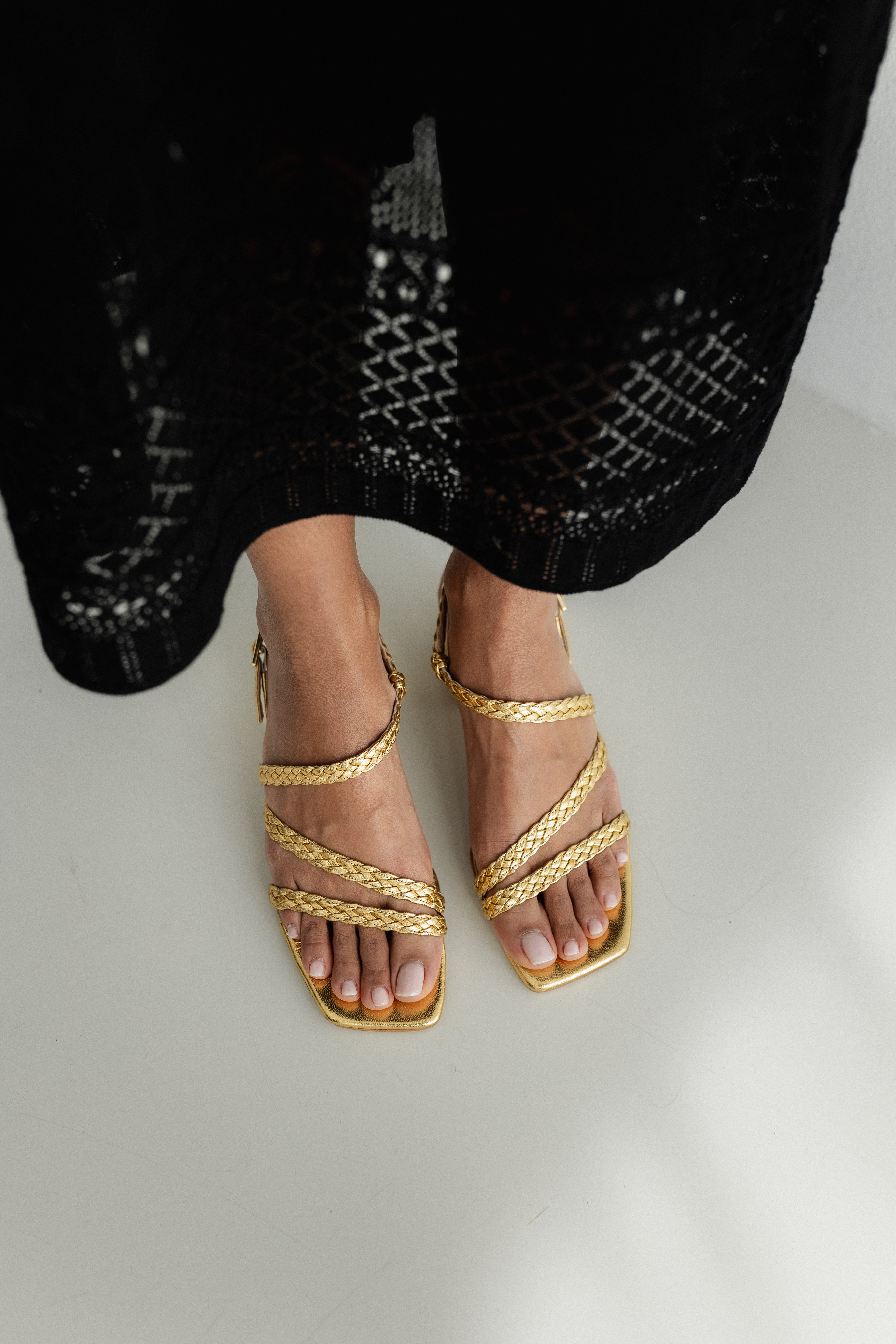 SANDALIA ALICIA PIEL GRABADA ORO TACÓN 4CM