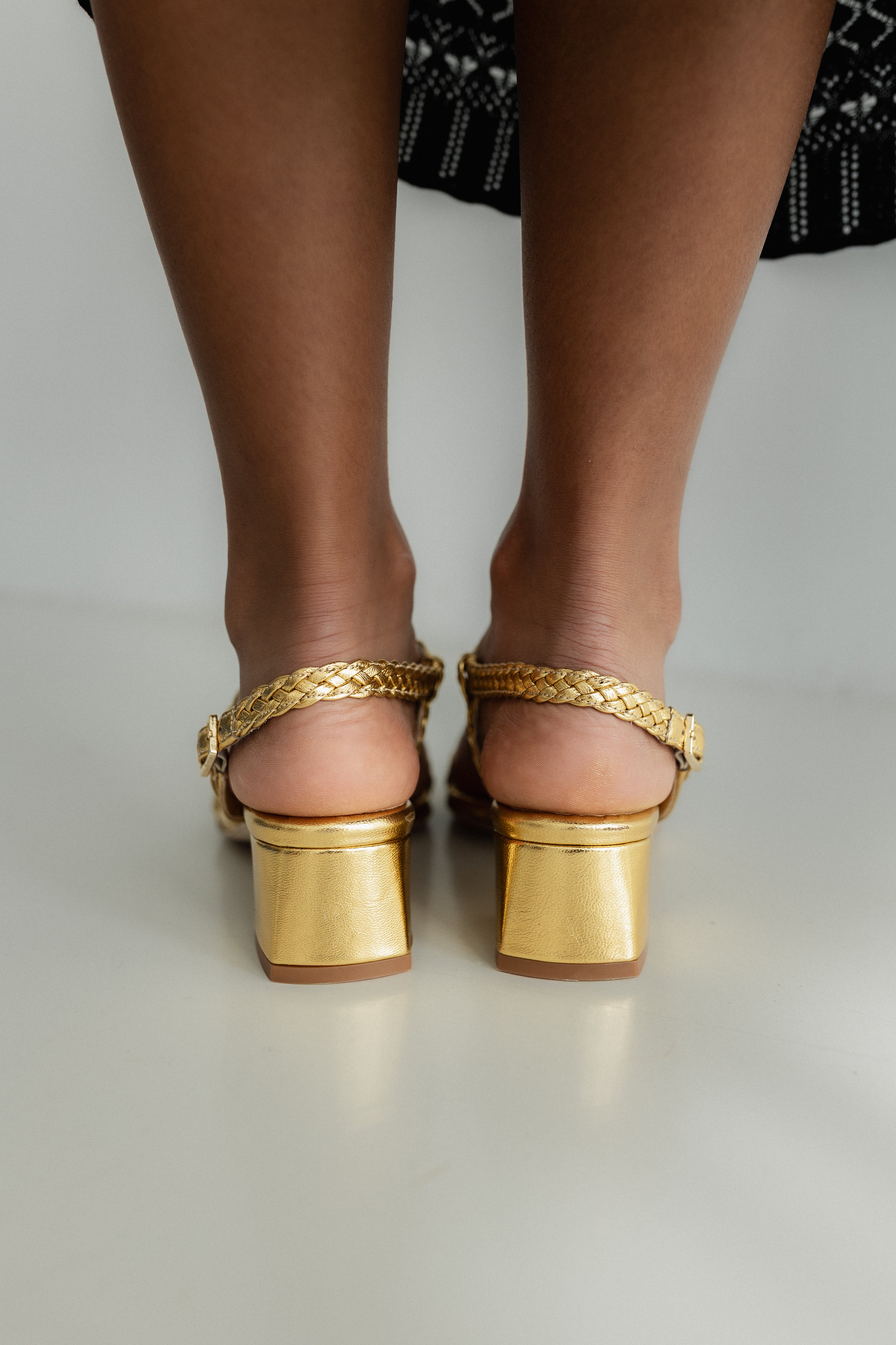 SANDALIA ALICIA PIEL GRABADA ORO TACÓN 4CM