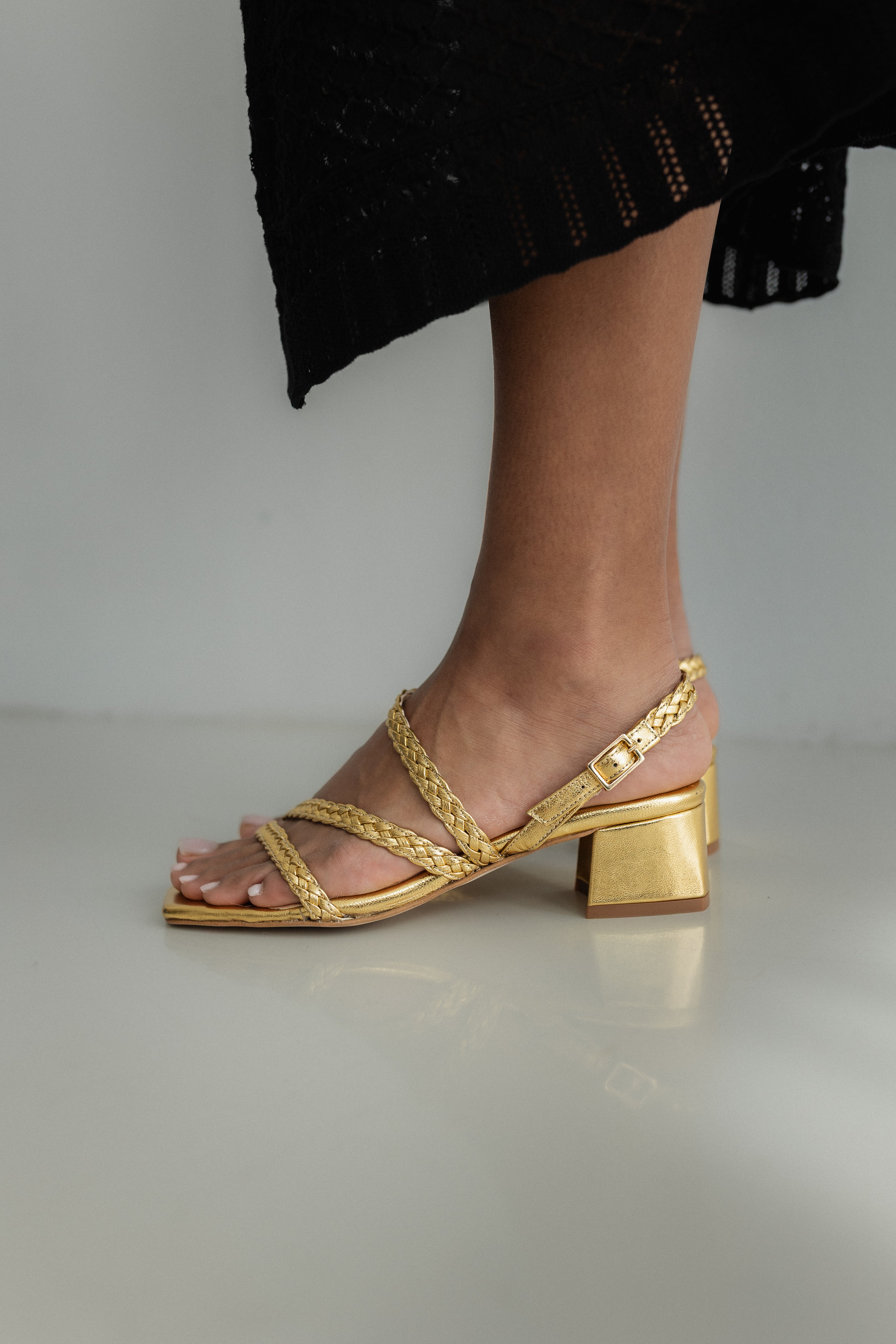 SANDALIA ALICIA PIEL GRABADA ORO TACÓN 4CM