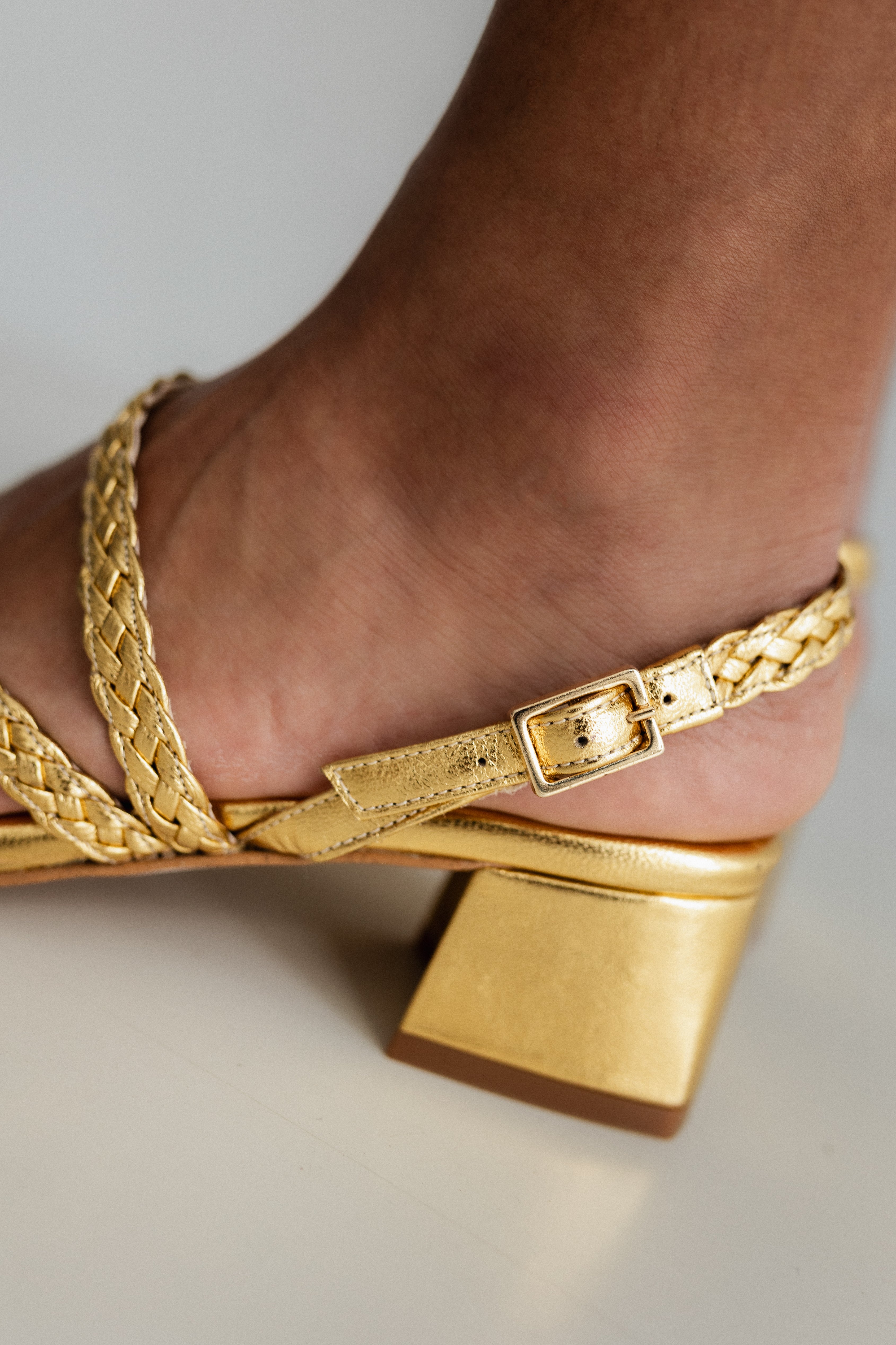 SANDALIA ALICIA PIEL GRABADA ORO TACÓN 4CM