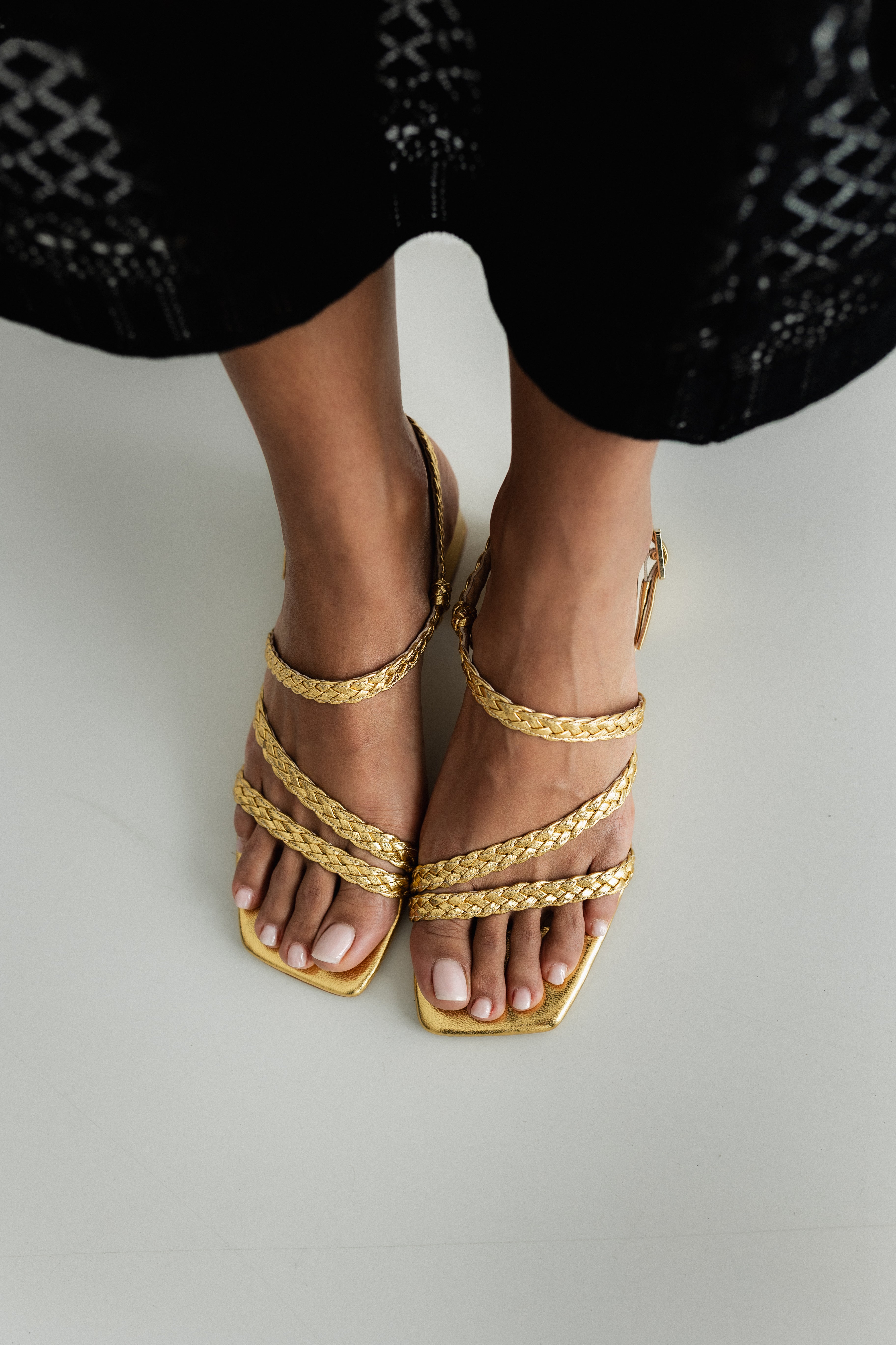 SANDALIA ALICIA PIEL GRABADA ORO TACÓN 4CM