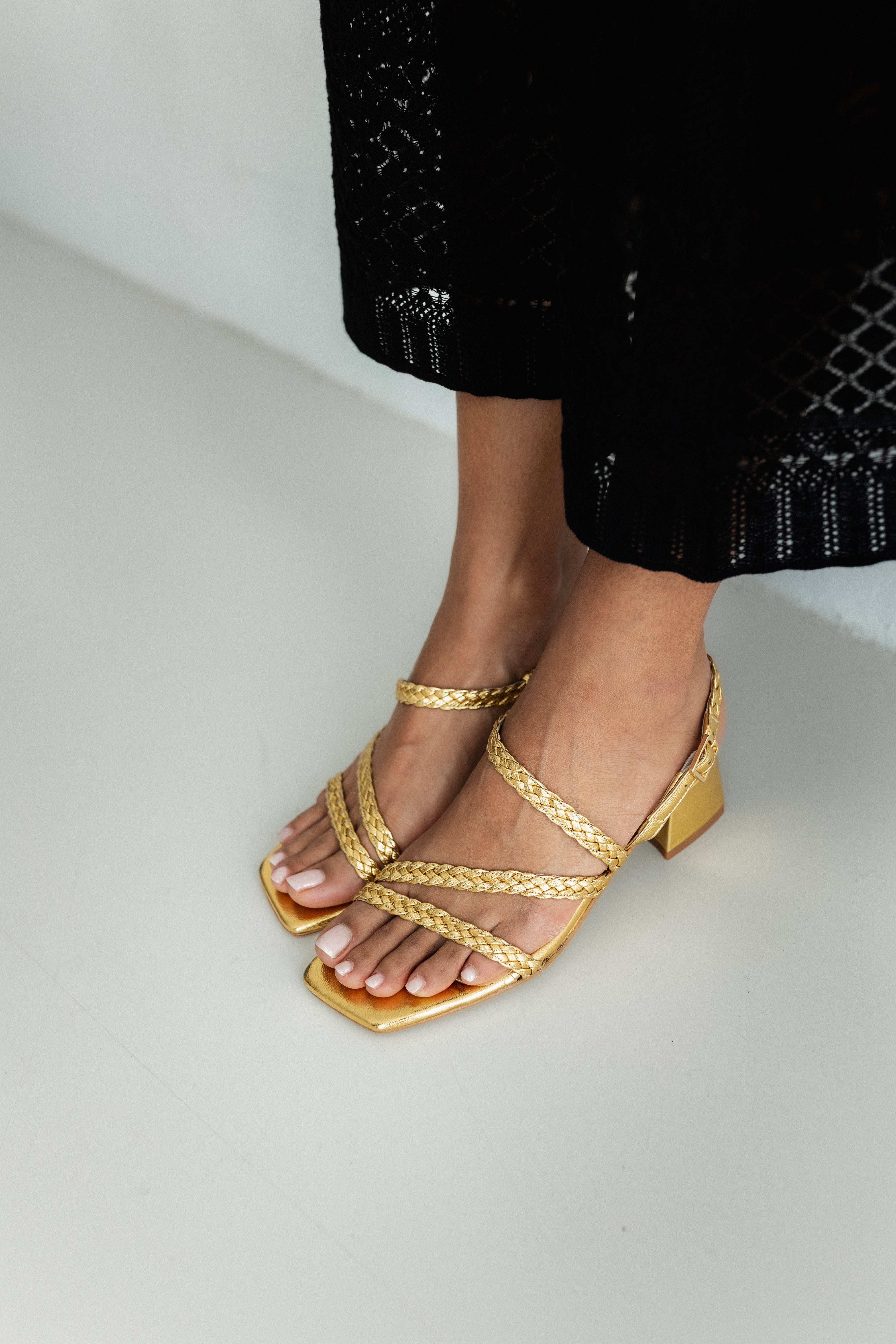 SANDALIA ALICIA PIEL GRABADA ORO TACÓN 4CM