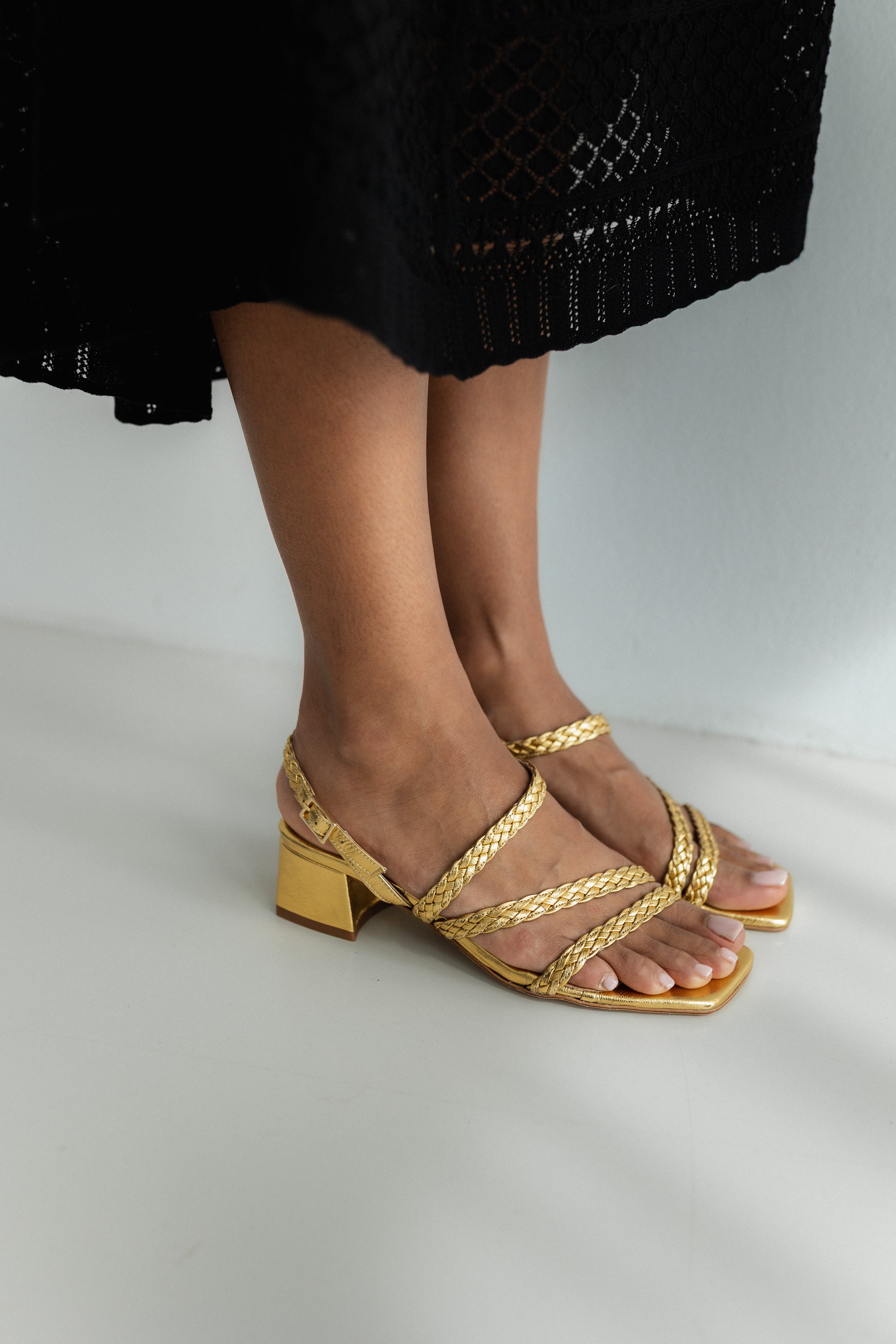 SANDALIA ALICIA PIEL GRABADA ORO TACÓN 4CM