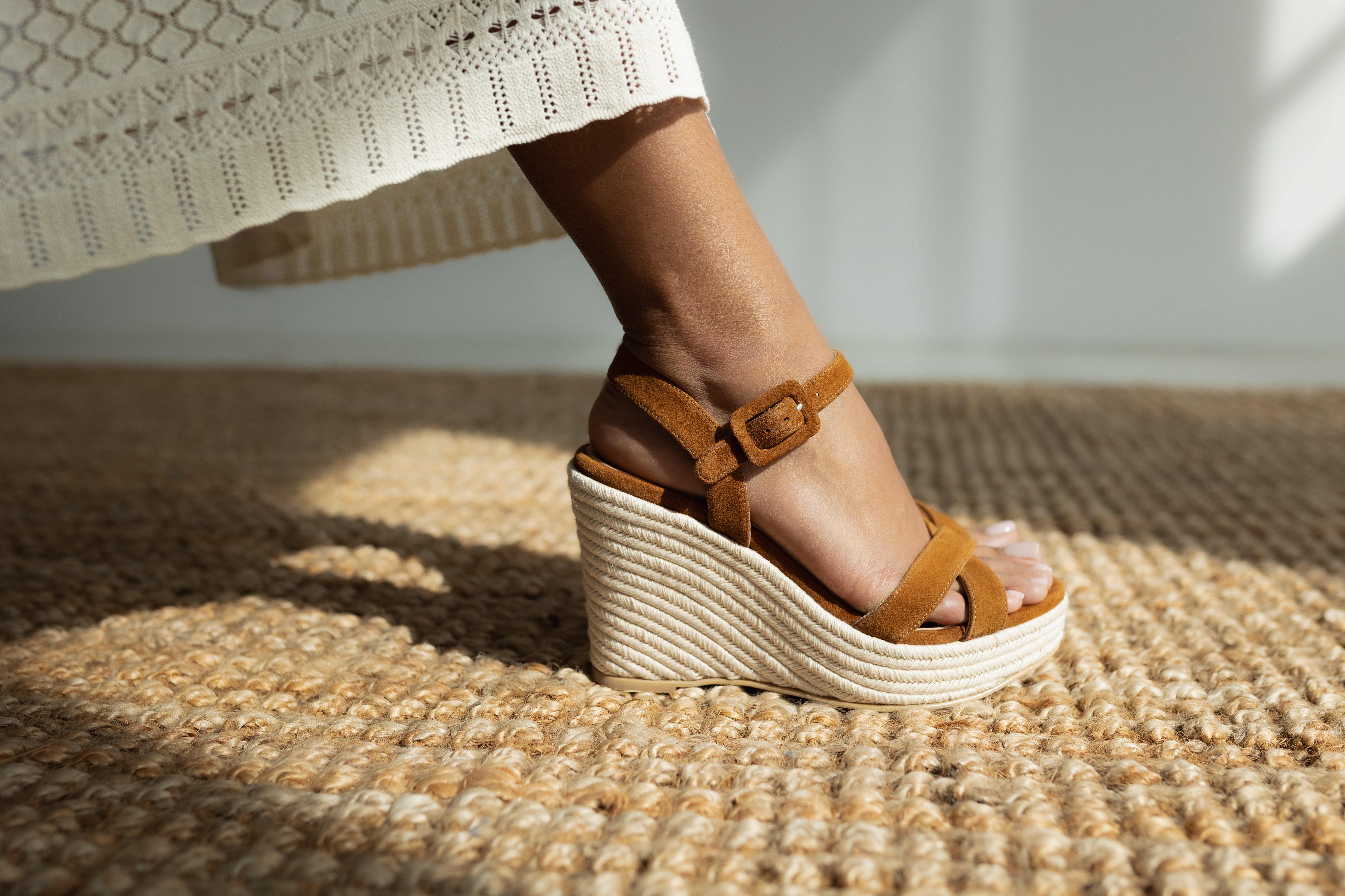 CUÑA CHLOE ANTE MARRÓN 9CM