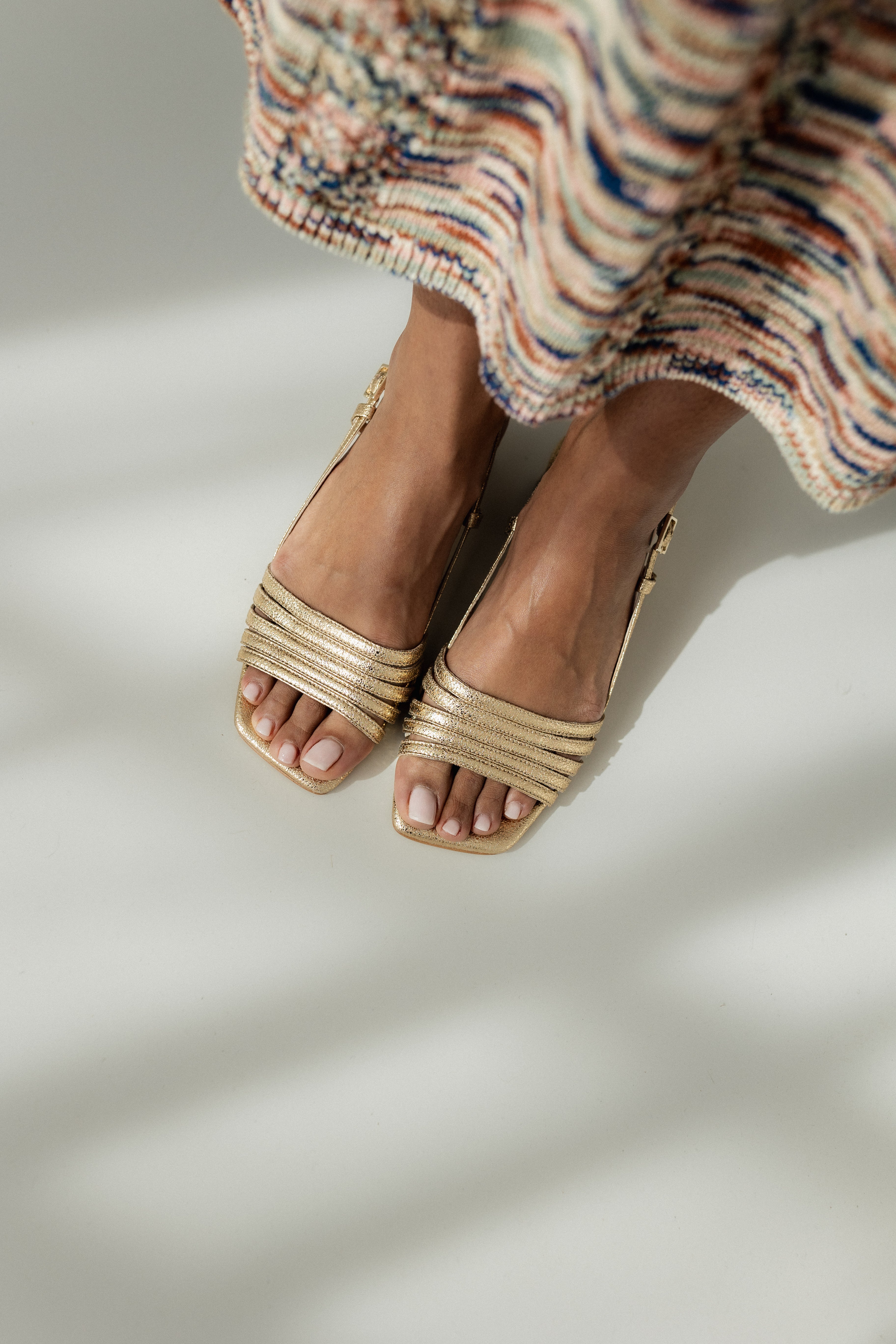 Sandalia de mujer en piel grabada oro con tacón de 4 cm