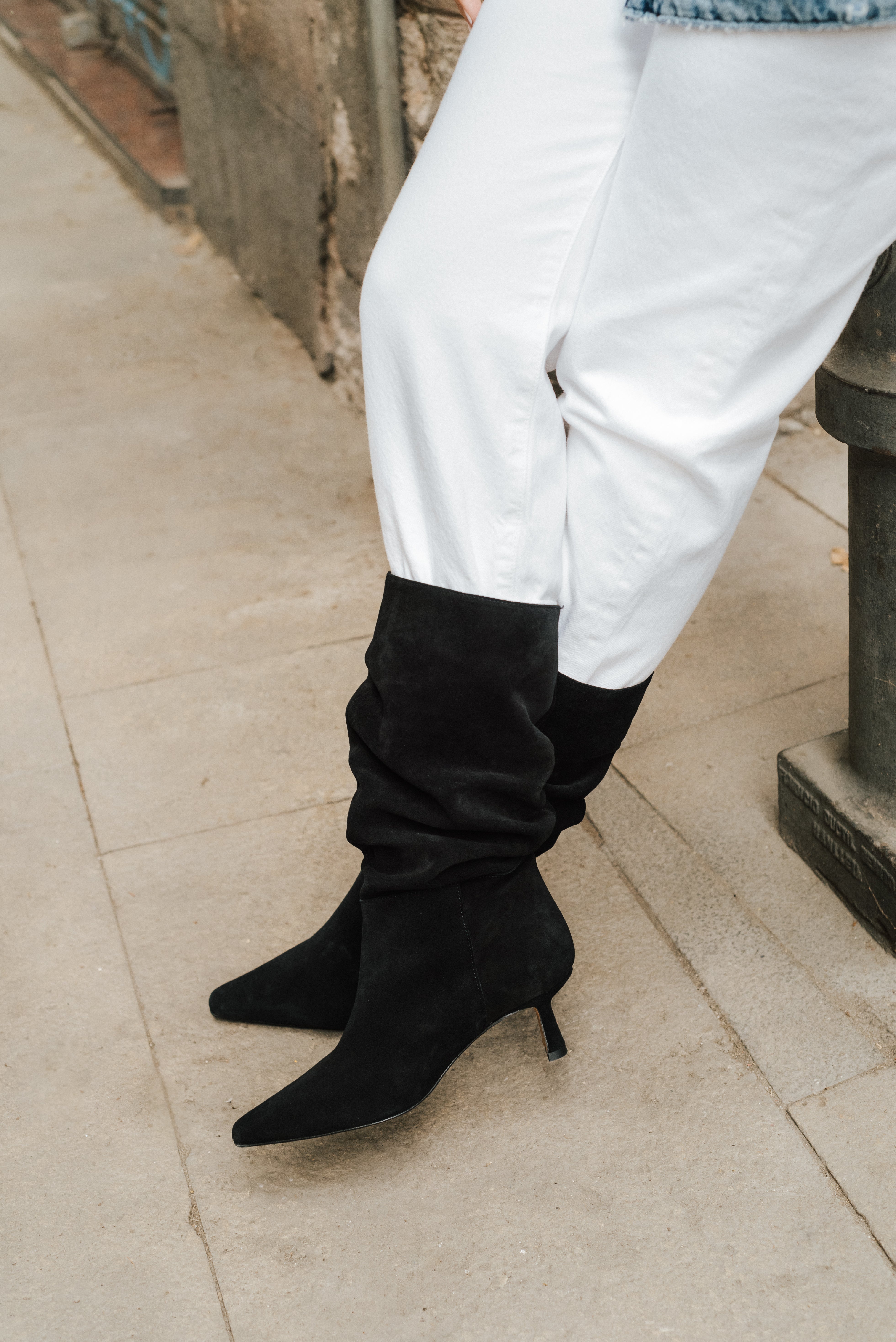 OSCAR BLACK SUEDE BOOT WITH 5CM MIDI HEEL