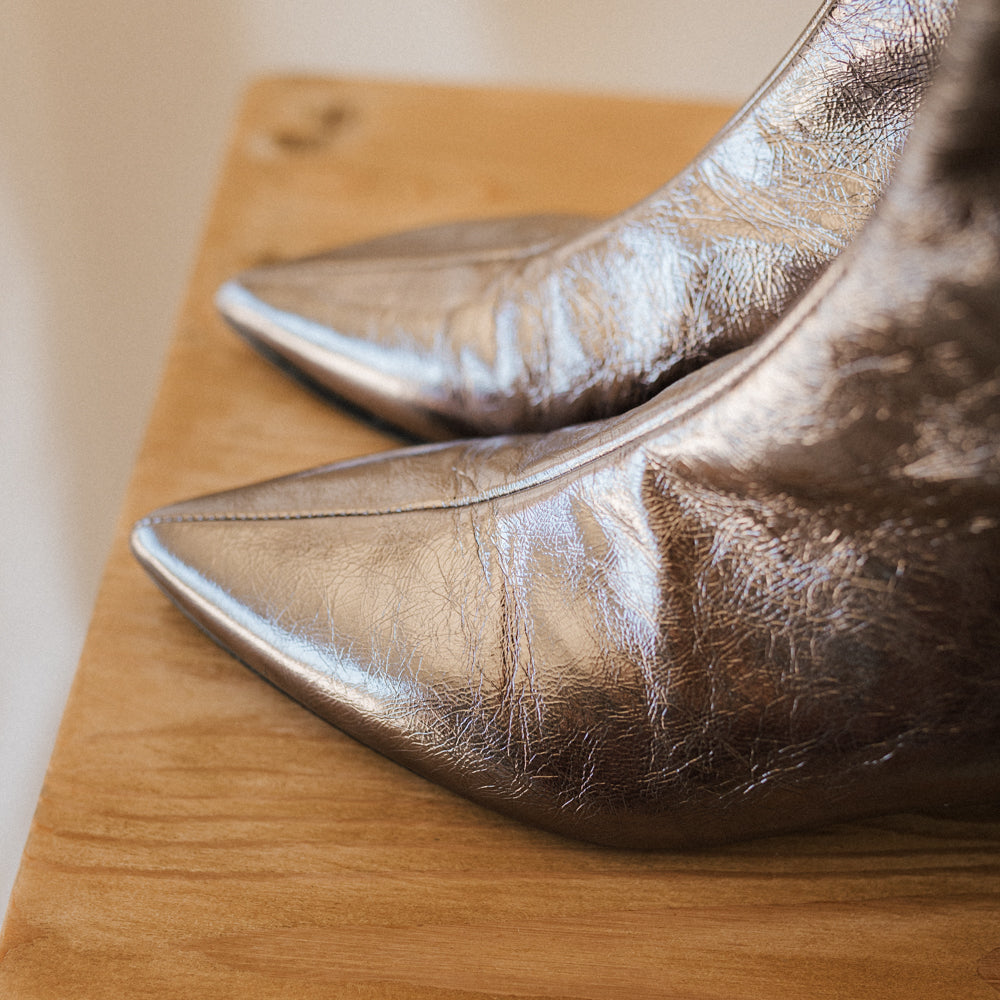 BOTÍN SILVIA PIEL LAMINADA PLOMO TACÓN 4CM