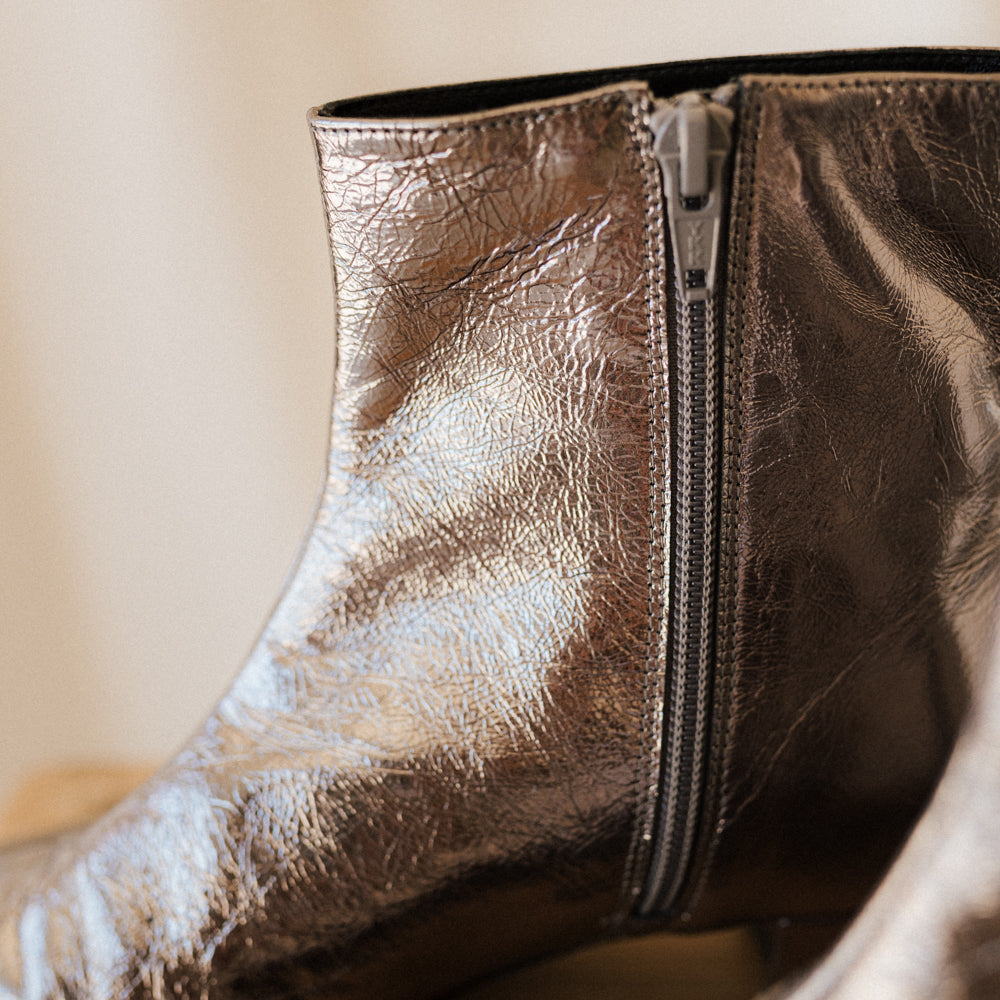 BOTÍN SILVIA PIEL LAMINADA PLOMO TACÓN 4CM