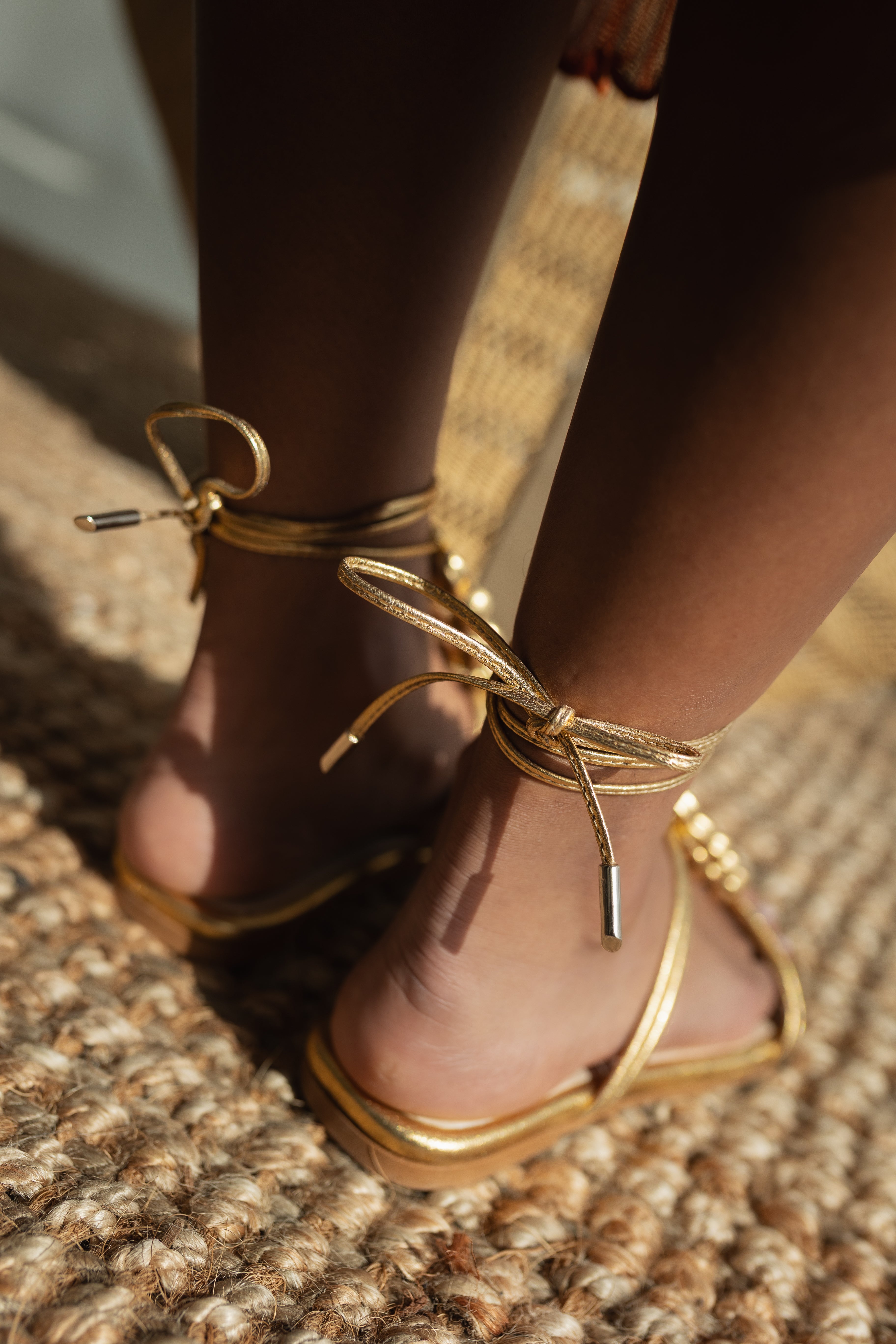 ASUN FLAT SANDAL IN GOLD LAMINATED LEATHER