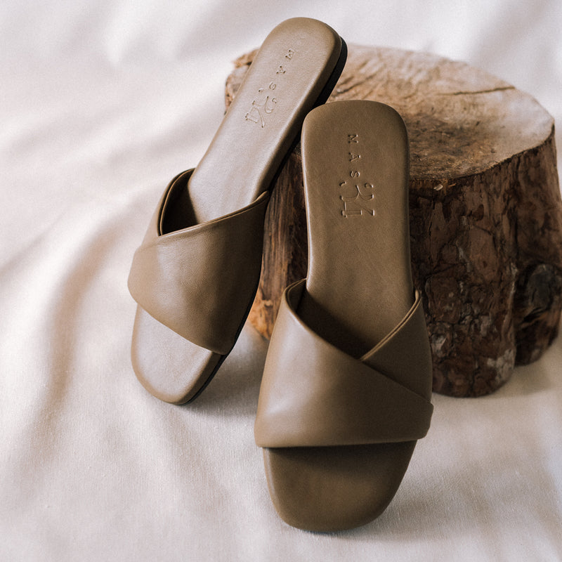 Sandalia plana estilo pala de piel muy suave y acolchada la sandalia de mujer más cómoda del mundo en color taupe