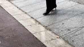 Video street style con bota de tacón 5cm Pepa piel negra.