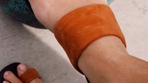 Video de sandalia plana de dedo chic y elegante en ante coñac