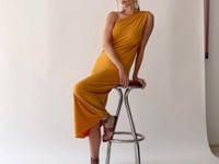 Vestido largo elegante hombro descubierto en color mostaza