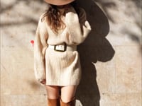 Mujer con sombrero, vestido y un par de botas de ante marron altas de caña tipo mosqueteras