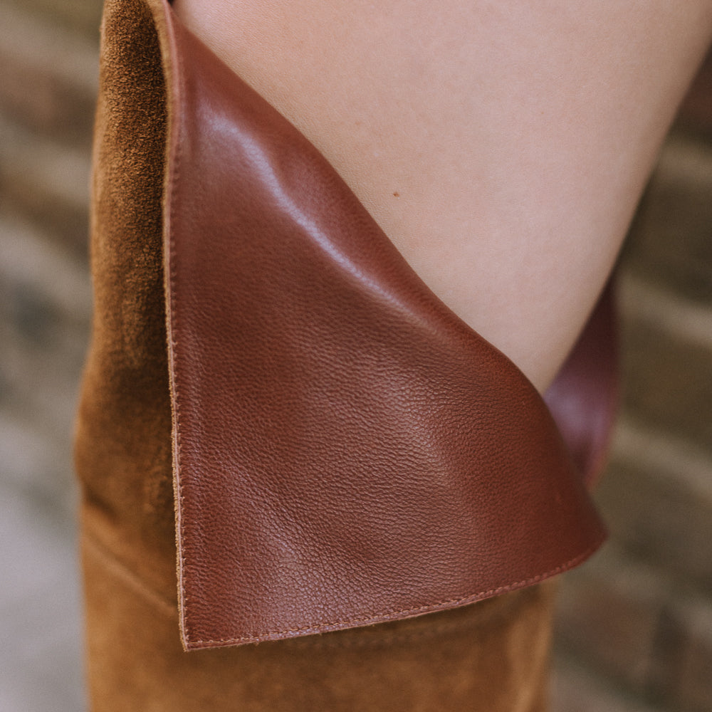 Bota mosquetera en ante marrón con forro de piel marrón super suave, 100% Made in Spain.