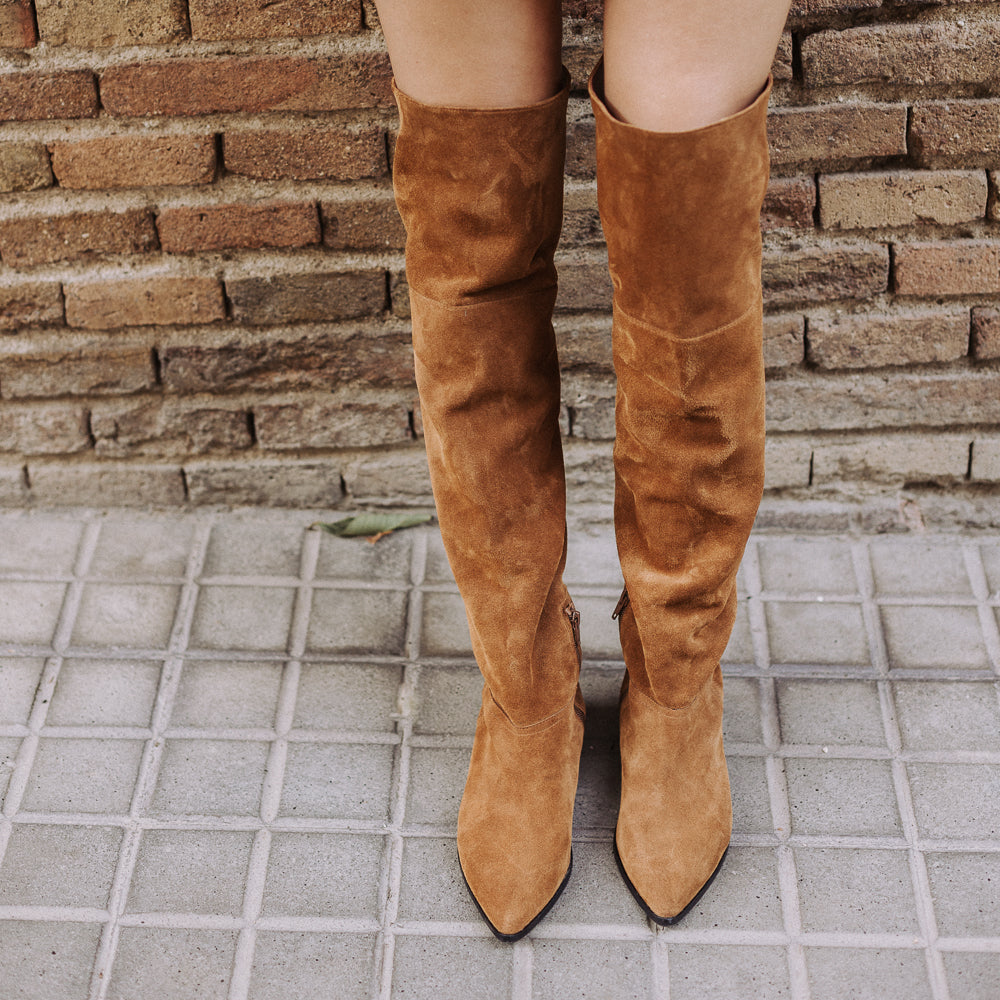 Bota mosquetera en ante y piel marrón que combina con todo, perfecta para llevar con vestidos, faldas, pantalon corto, tejanos y pantalones.