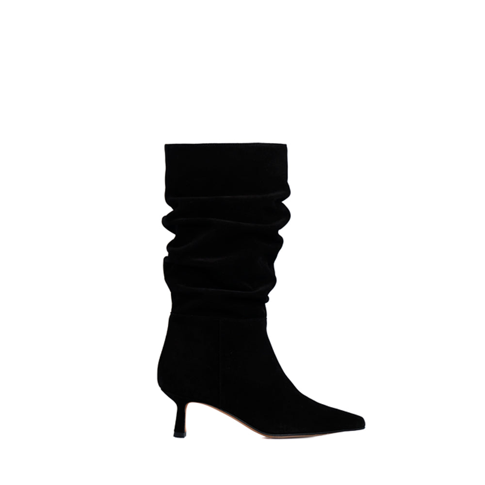 Botín para mujer en ante negro con tacón midi de 5cm.