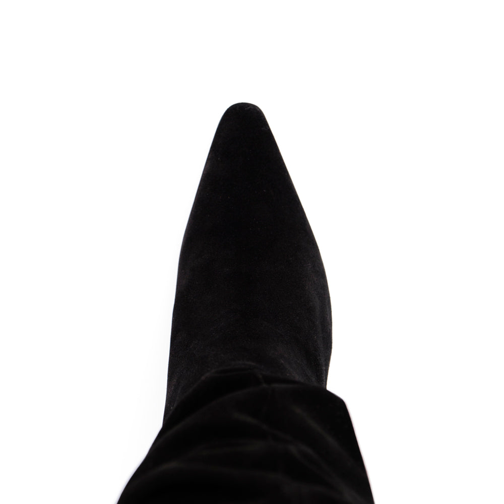 Botín en ante negro con punta pronunciada, tacón de 5cm muy cómodo perfecto para llevar al trabajo y oficina.