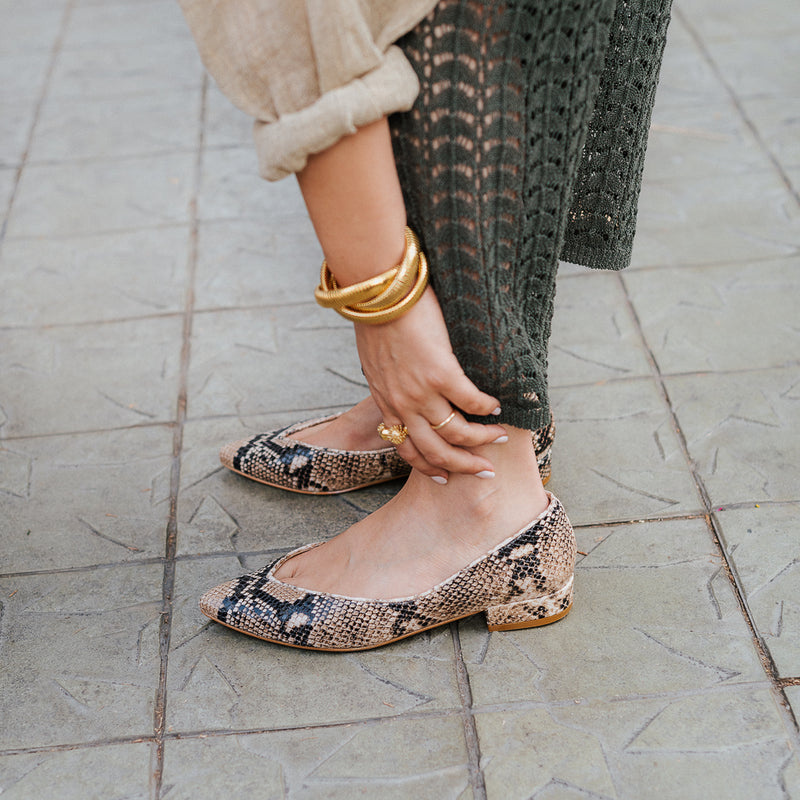 Zapato plano mujer elegante y cómodo en piel efecto pitón arena