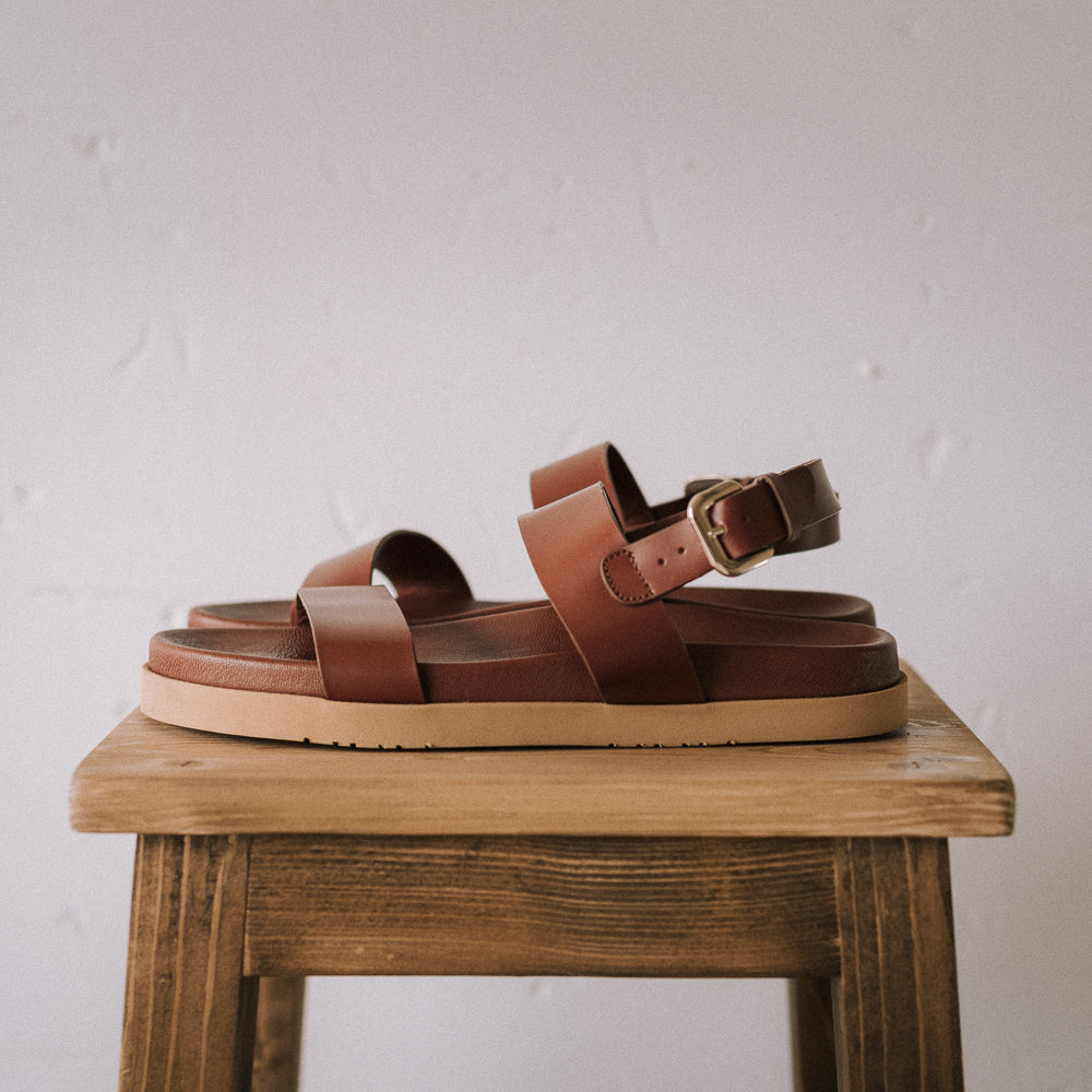 SANDALIA PLANA CARINA PIEL MARRÓN CON PLATAFORMA DE 1,5CM