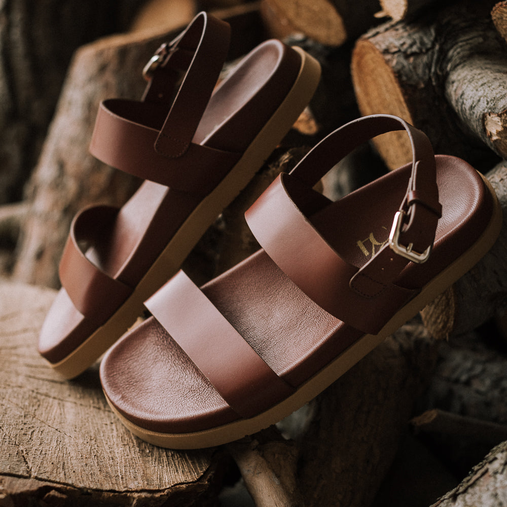 SANDALIA PLANA CARINA PIEL MARRÓN CON PLATAFORMA DE 1,5CM