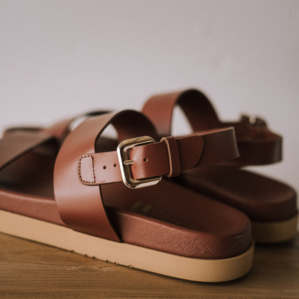 SANDALIA PLANA CARINA PIEL MARRÓN CON PLATAFORMA DE 1,5CM