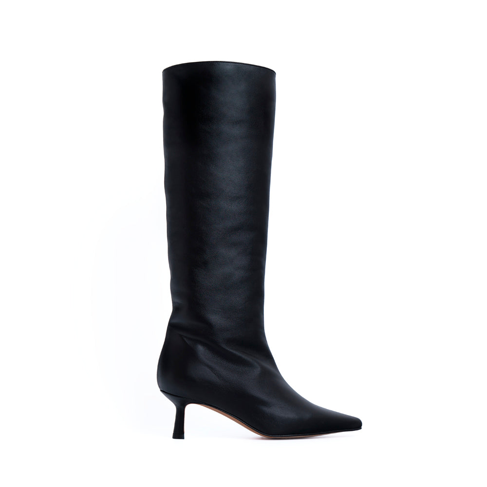 Bota para mujer con tacón midi en piel negra, con punta pronunciada.