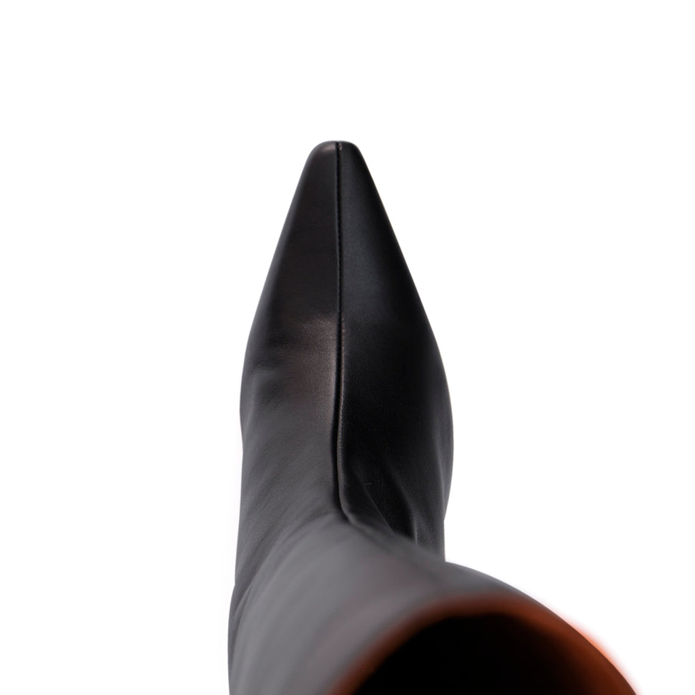 Bota alta de tacón en piel negra para mujer, con punta muy pronunciada super chic y elegante ideal para llevar a la oficina o despacho.
