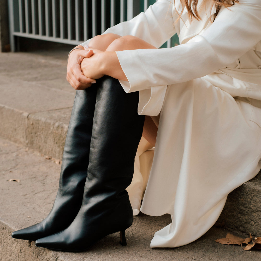 Bota de tacón 5cm. en piel negra perfecta para llevar con faldas, vestidos, pantalones y tejanos