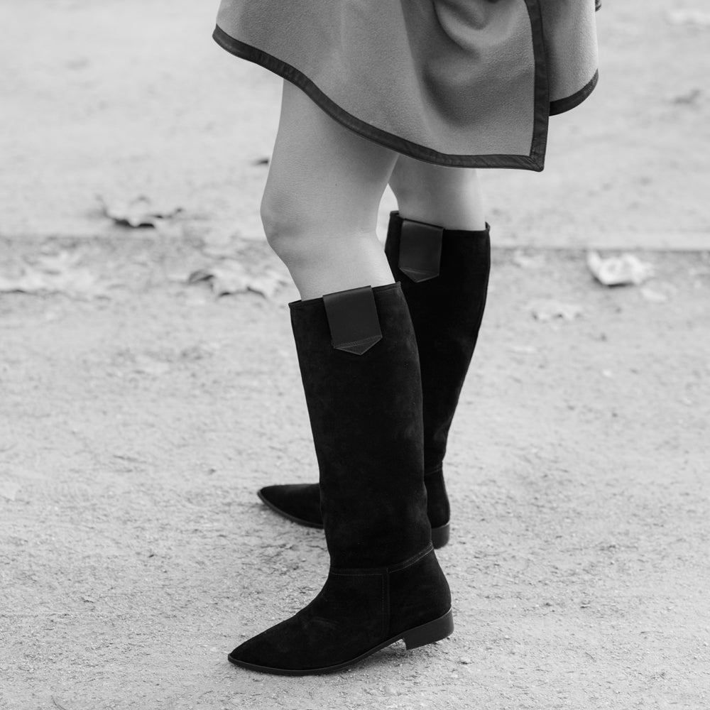 Bota de caña alta clásica y elegante para mujer, hecha en ante negro.