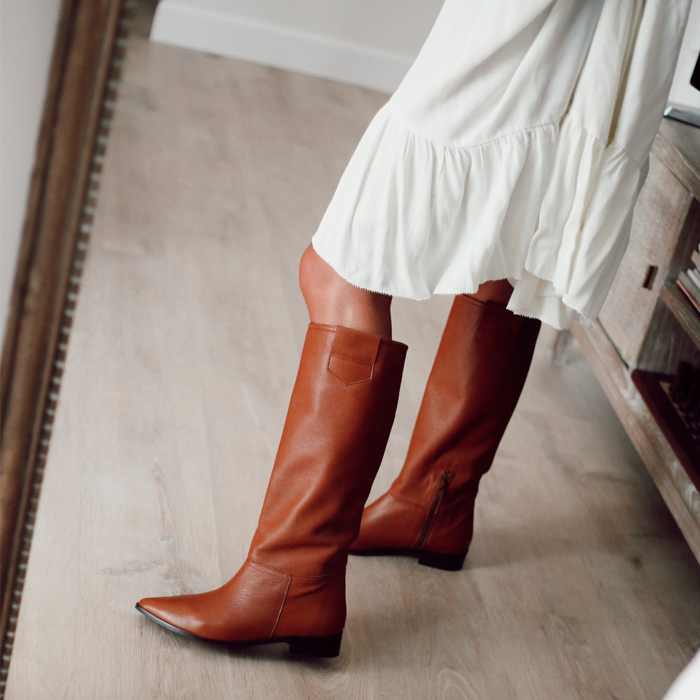 Bota plana en piel marrón. 100% Made in Spain con los mejores materiales del mercado nacional.