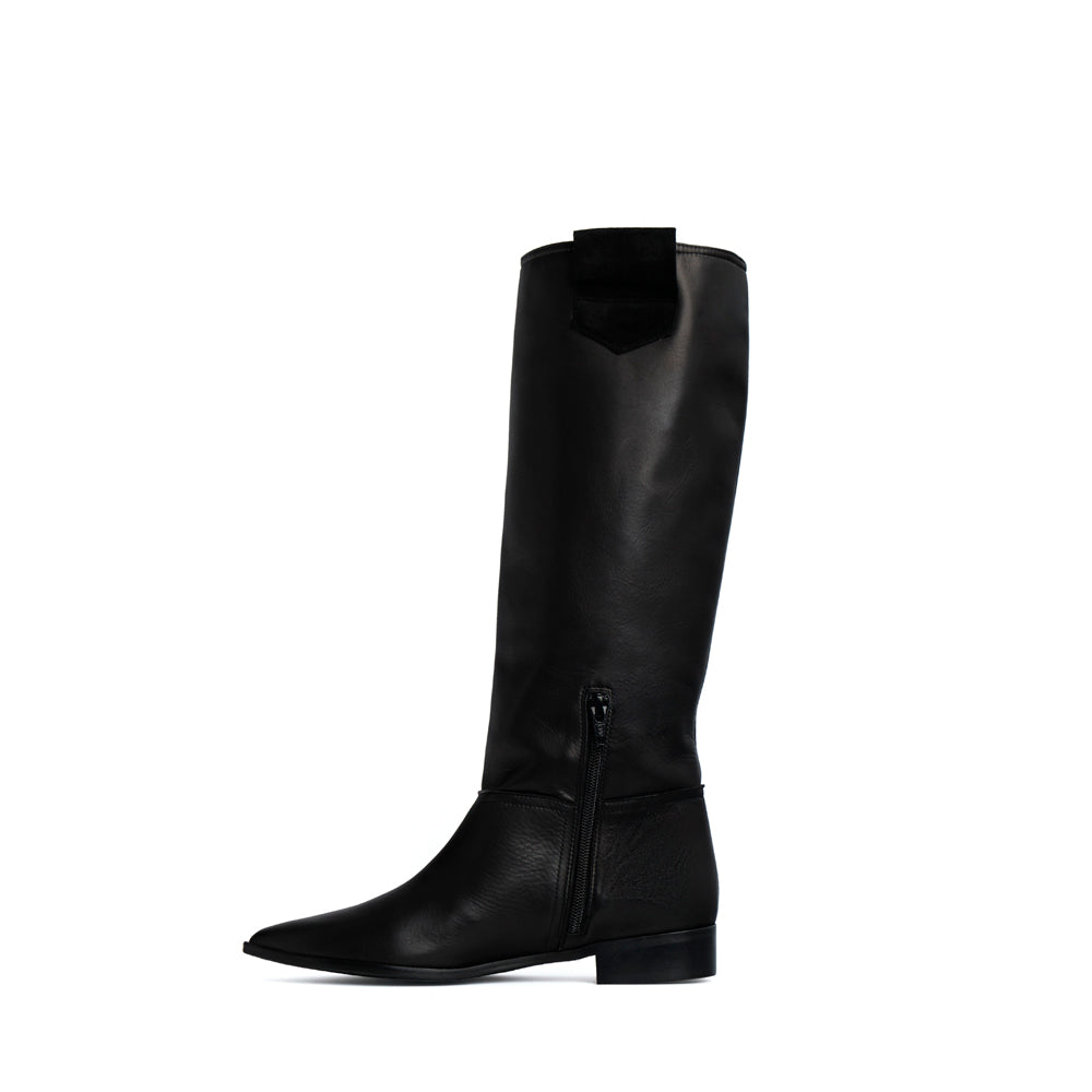 Bota plana para mujer en piel negra, 100% Made in Spain con piel super blandita que se adapta perfectamente al pie.
