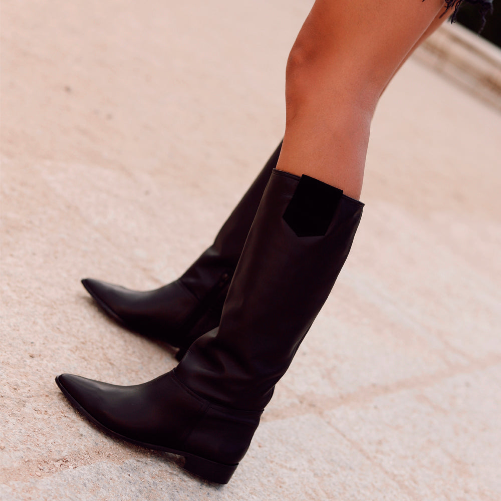 Bota de mujer para otoño invierno cómoda y elegante que combina con todo en piel negra.