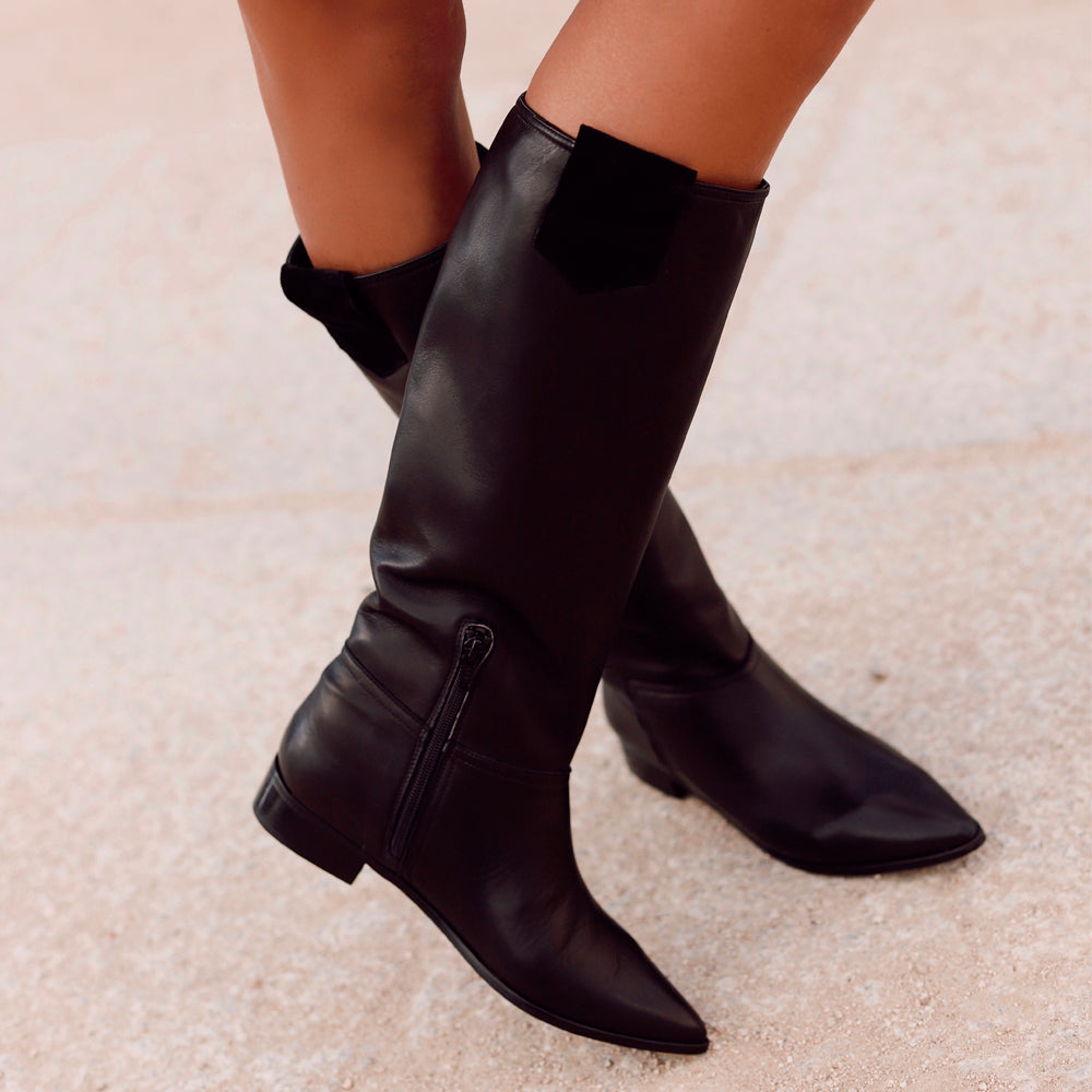 Bota alta y plana en piel negra para mujer
