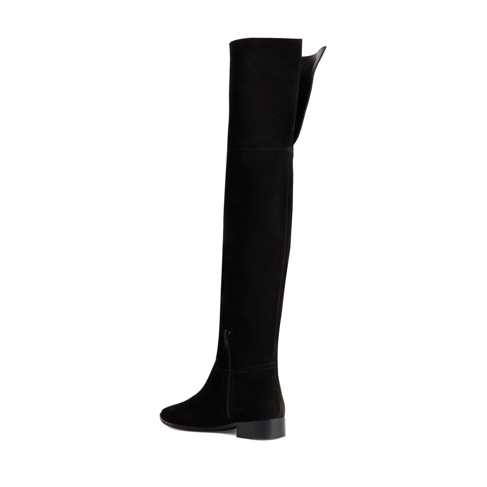 Bota mosquetera en ante y piel negra con tacón de 2,5cm muy cómodo y perfecto para andar todo el día.