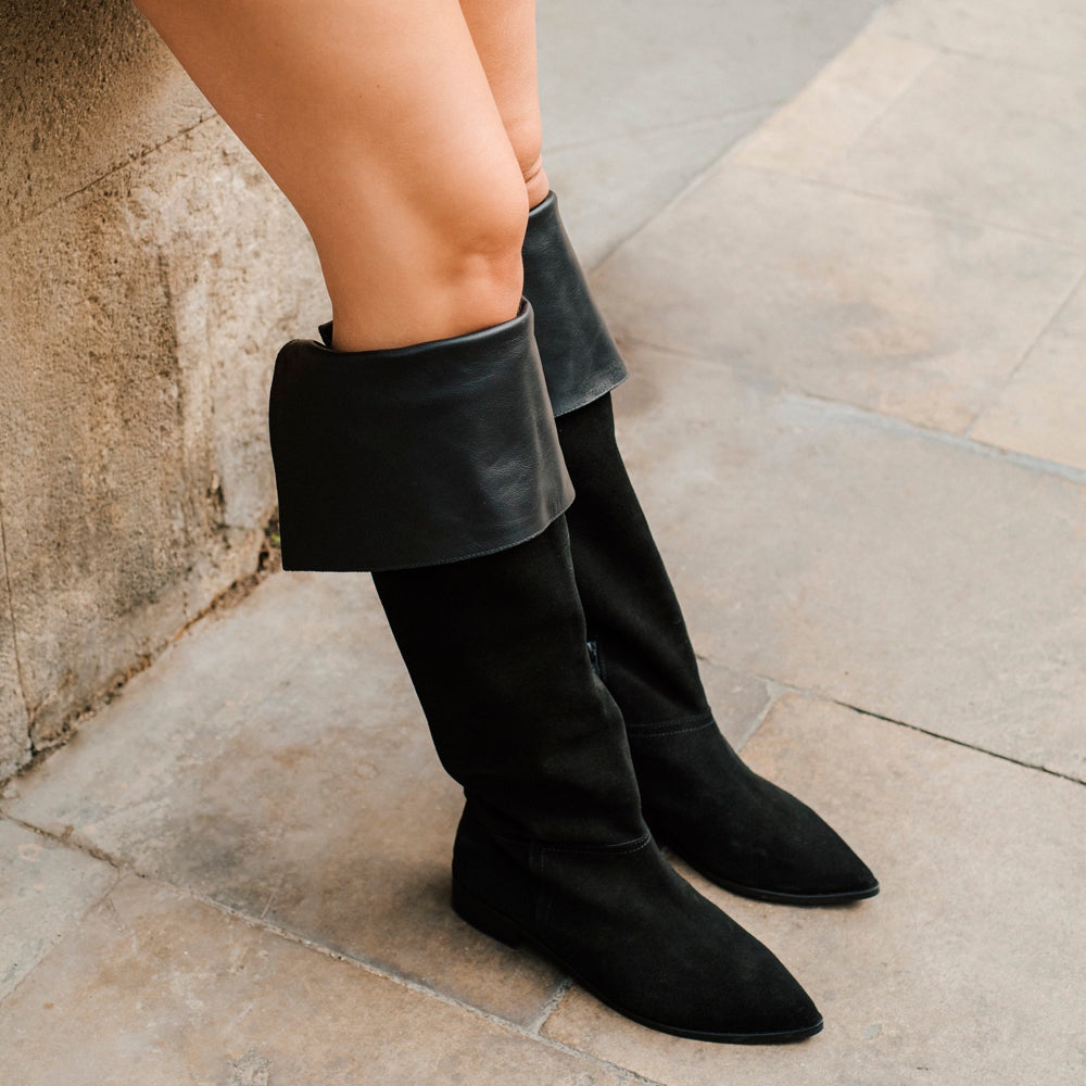 Bota plana mosquetera con interior de piel negra super blandita, muy cómoda perfecta para andar todo el día. 100% Made in Spain.