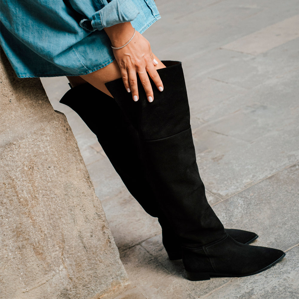 Bota plana de punta pronunciada estilo mosquetera, look casual formal chic.