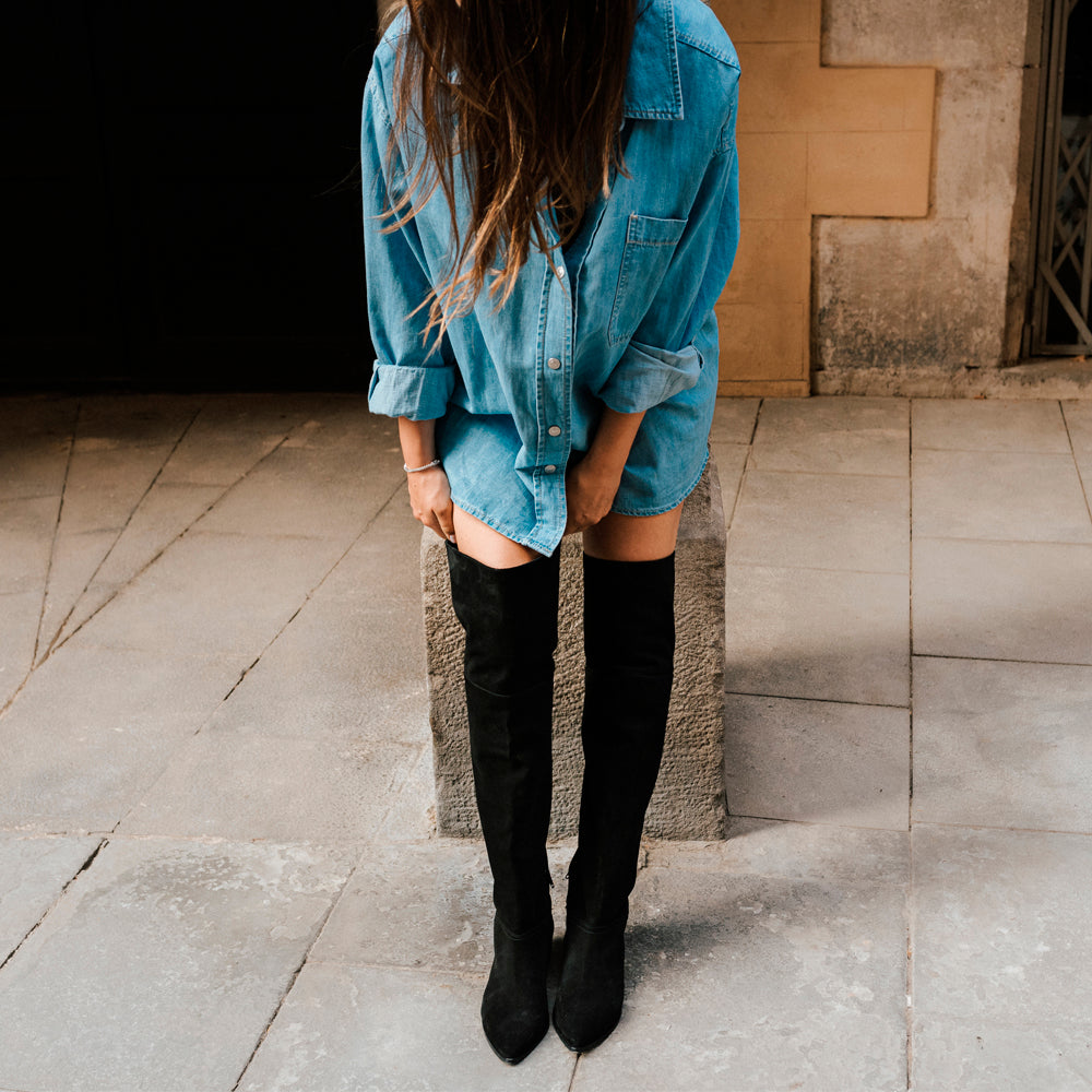 Bota plana mosquetera piel negra cómoda y elegante para llevar con looks de día y de noche.