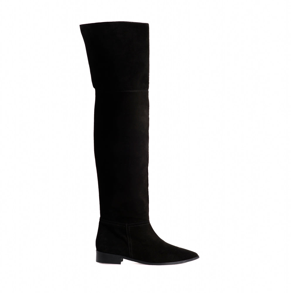 Bota mosquetera en ante y piel negra, fondo de armario perfecto para temporada otoño invierno.