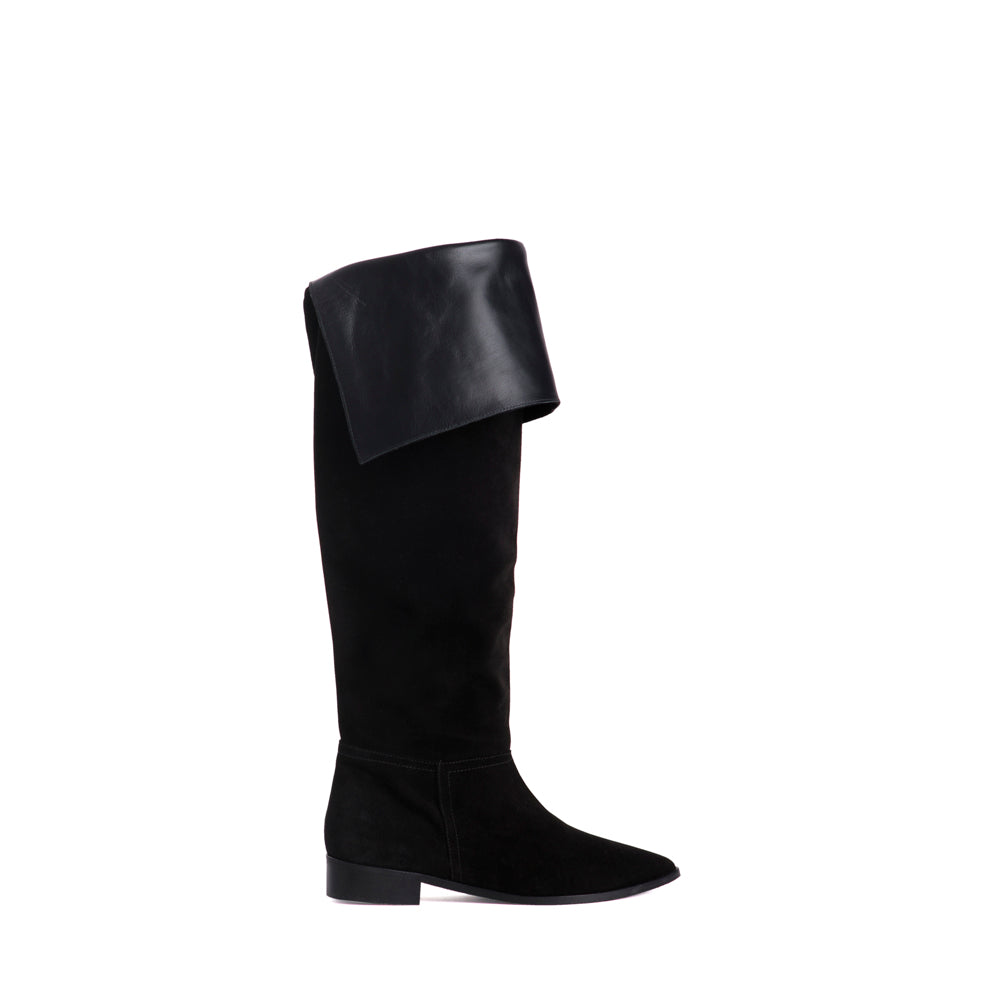 Bota mosquetera en ante negro con forro de piel negra super suave, 100% Made in Spain.