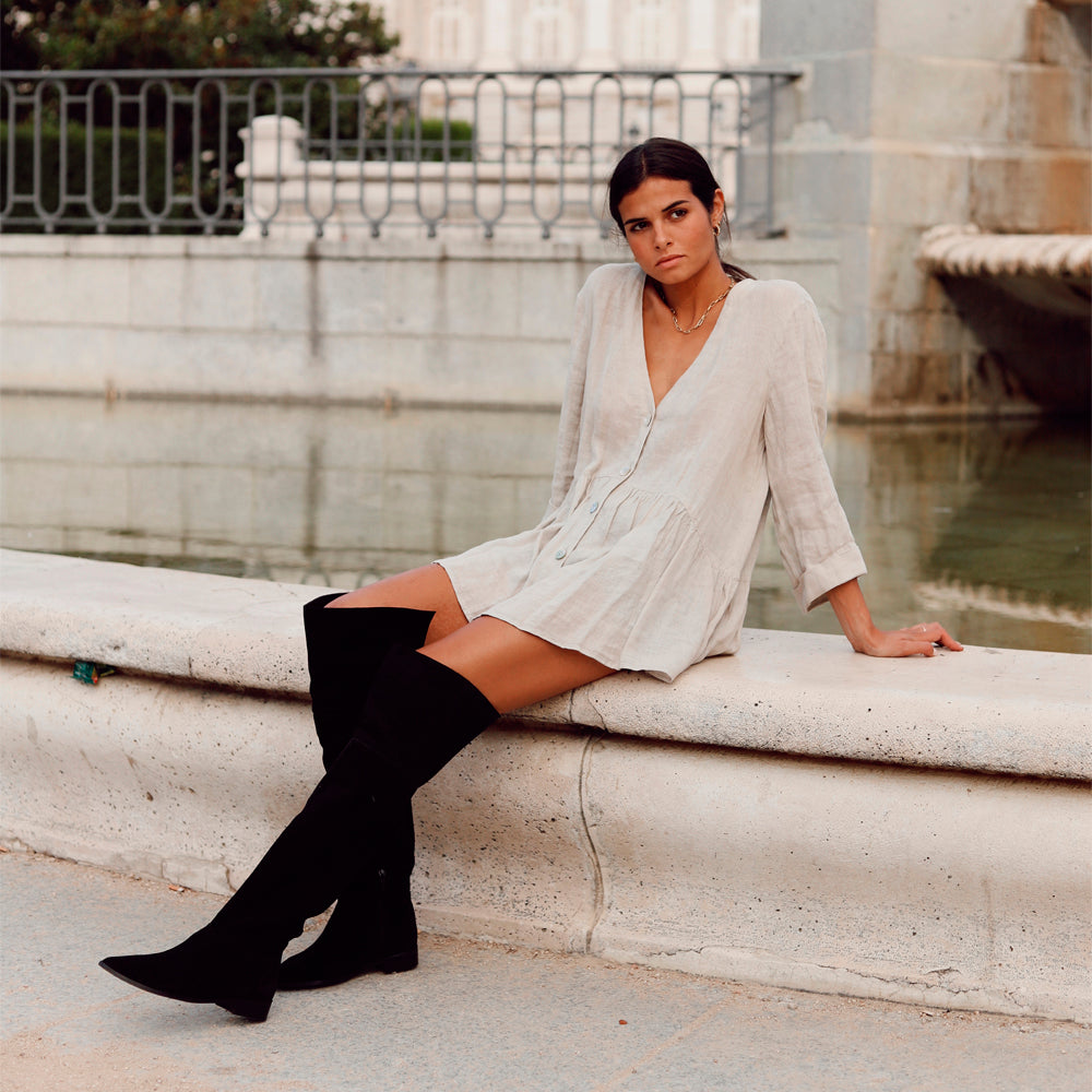 Bota mosquetera en ante y piel negra, 100% Made in Spain utilizando los mejore materiales del mercado nacional.
