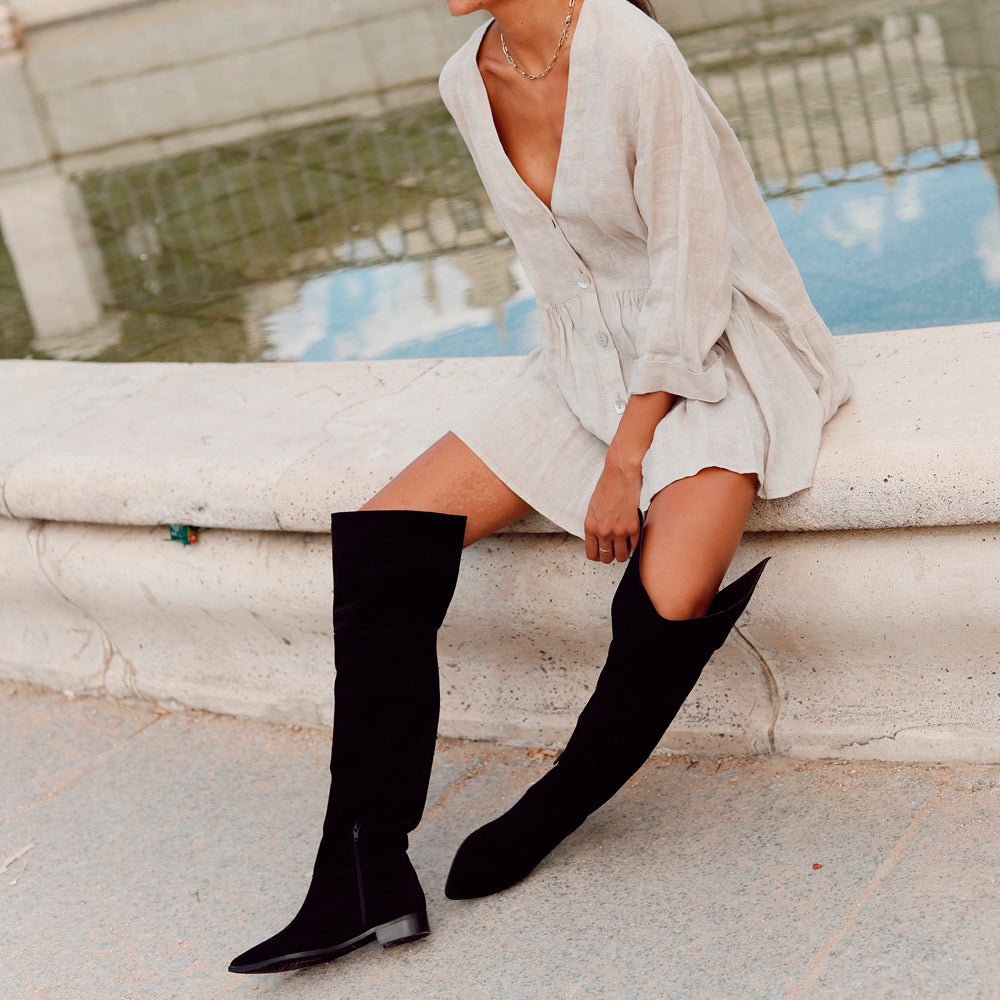 Bota mosquetera en ante negro con interior de piel negra, elegante y chic, fondo de armario ideal.