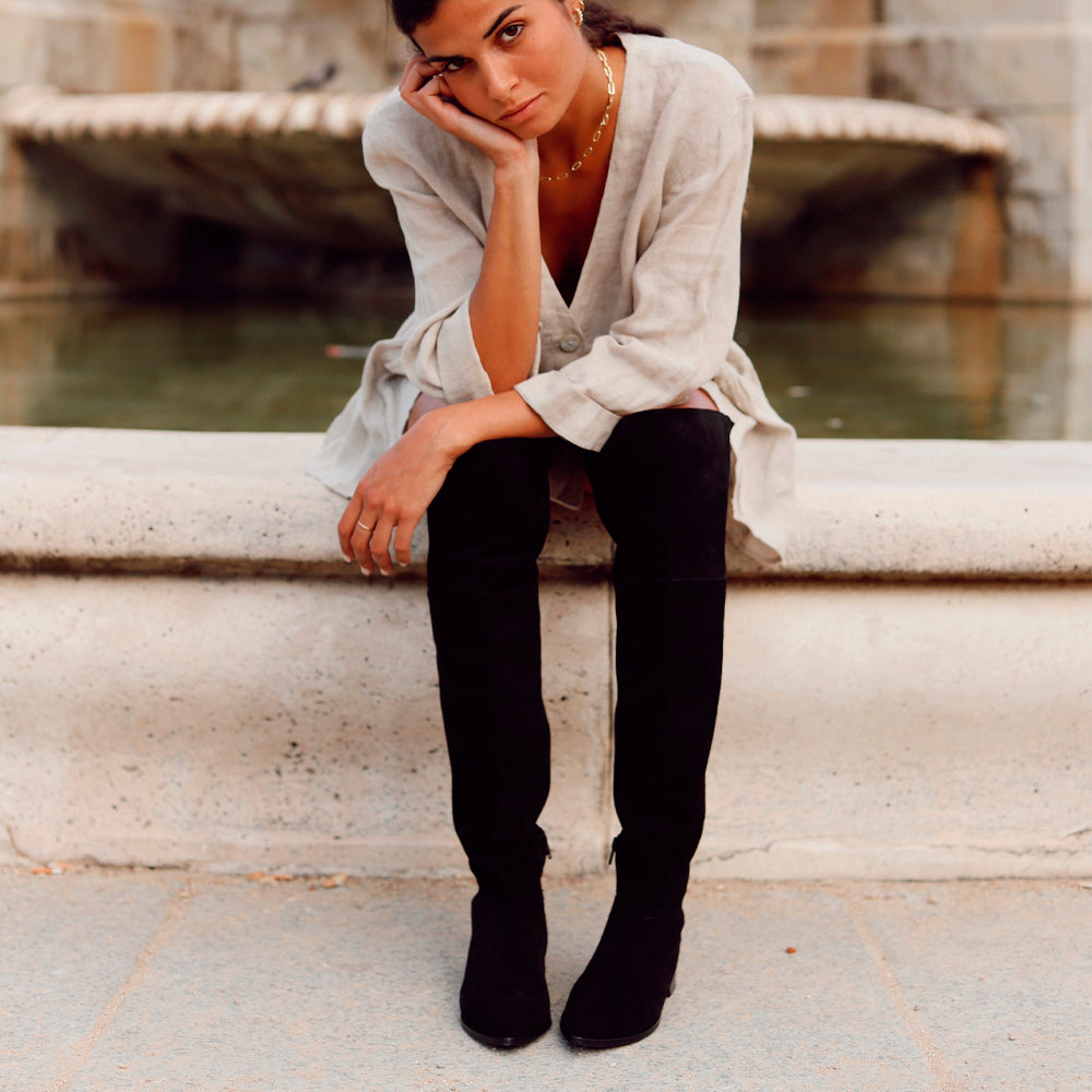 Bota mosquetera en ante negro ideal para chicas altas y bajitas, estilizan un montón y son super elegantes.